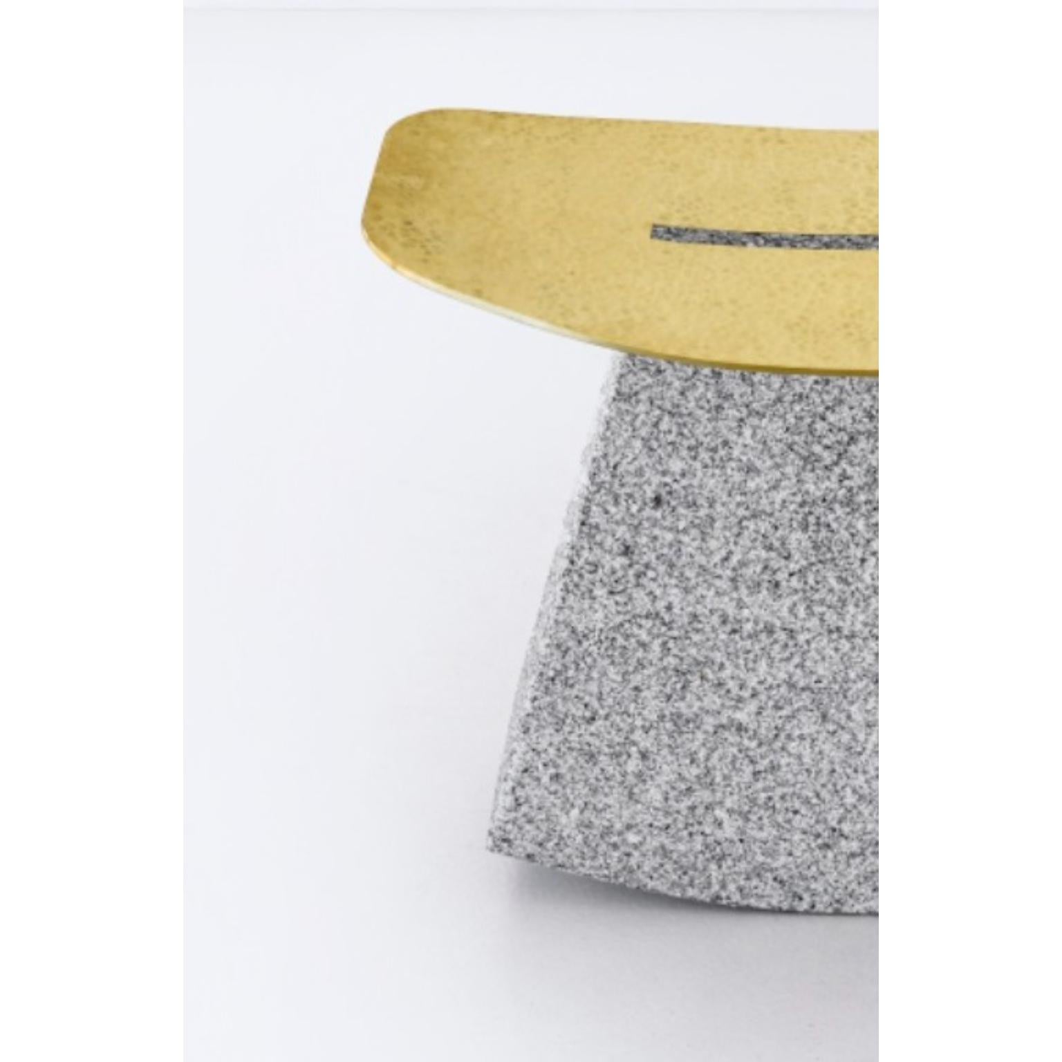 Stone Rocker Hocker in limitierter Auflage aus grauem Paarl-Granit und Messing von Jesse Ede (Südafrikanisch) im Angebot