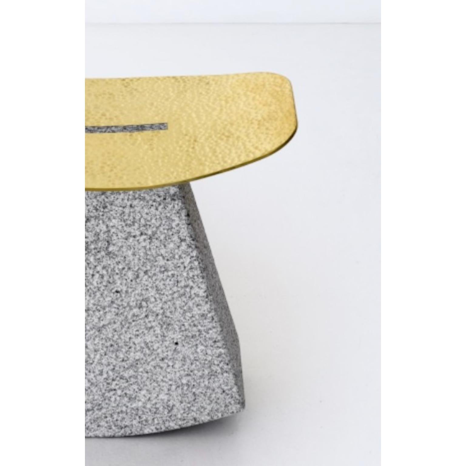 Stone Rocker Hocker in limitierter Auflage aus grauem Paarl-Granit und Messing von Jesse Ede (Sonstiges) im Angebot