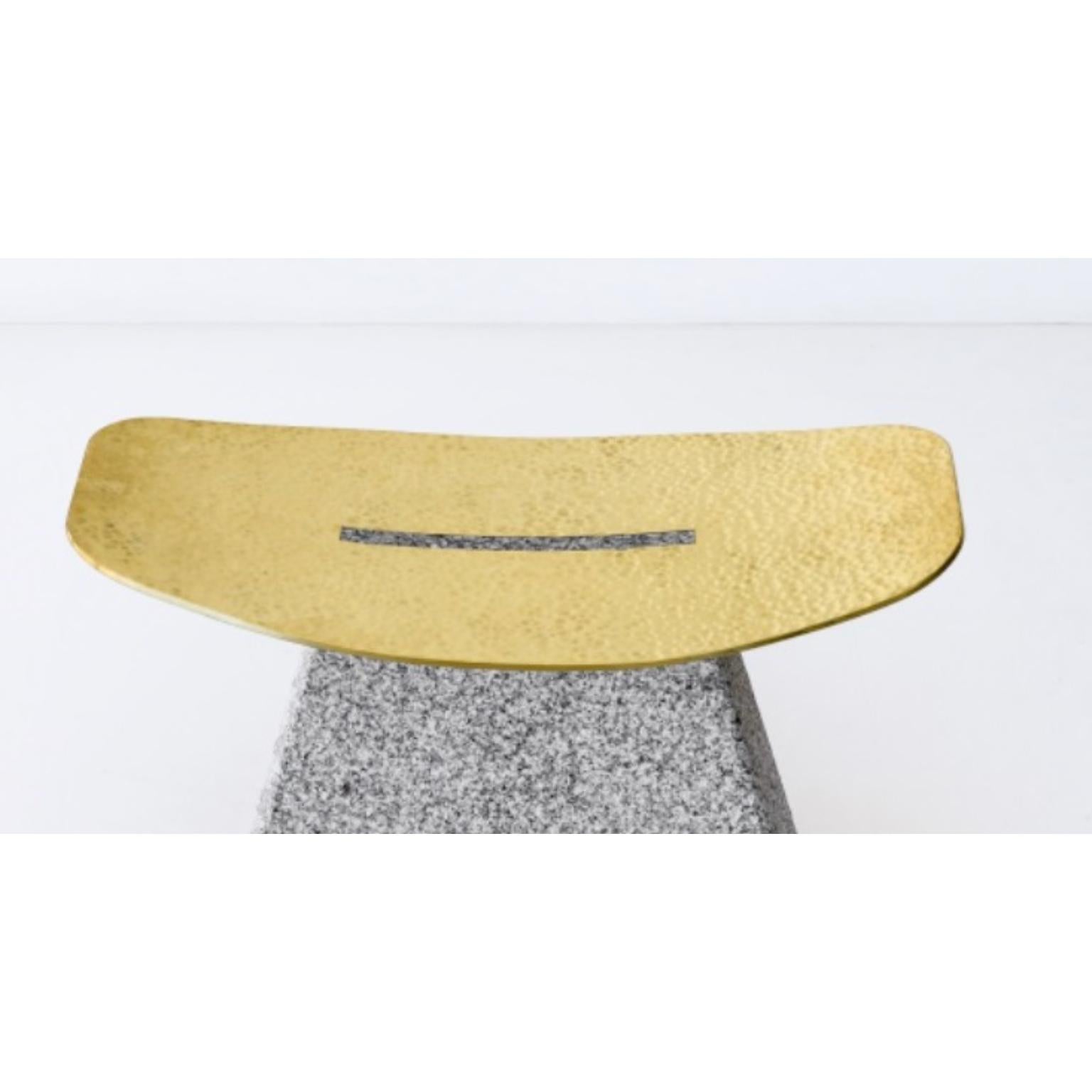 Stone Rocker Hocker in limitierter Auflage aus grauem Paarl-Granit und Messing von Jesse Ede im Zustand „Neu“ im Angebot in Geneve, CH