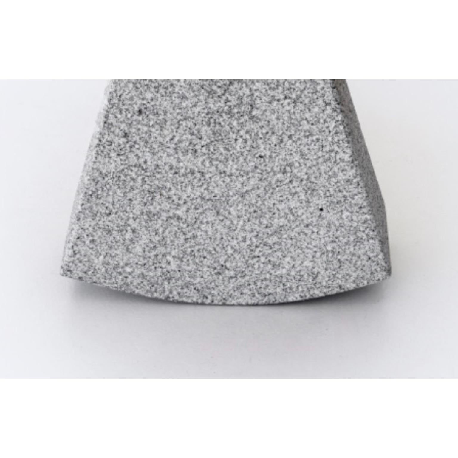 Stone Rocker Hocker in limitierter Auflage aus grauem Paarl-Granit und Messing von Jesse Ede (21. Jahrhundert und zeitgenössisch) im Angebot