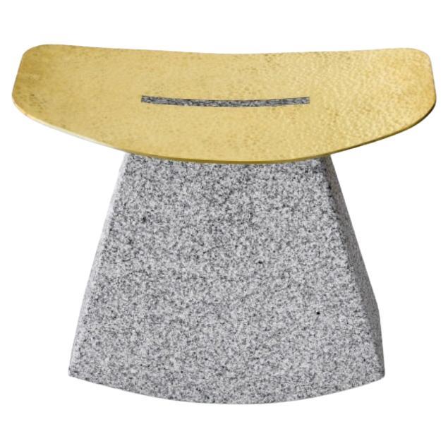 Sgabello Stone Rocker in edizione limitata in granito grigio Paarl e ottone di Jesse Ede