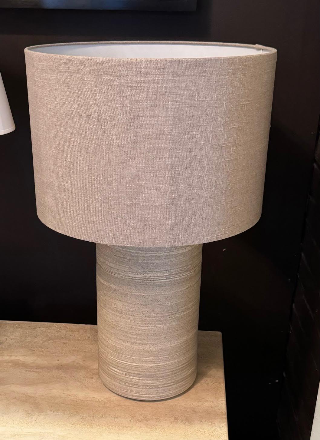 Stone Round Cylinder Shaped Base Pair Lampen mit Schirmen, Deutschland, Contemporary (Stein) im Angebot