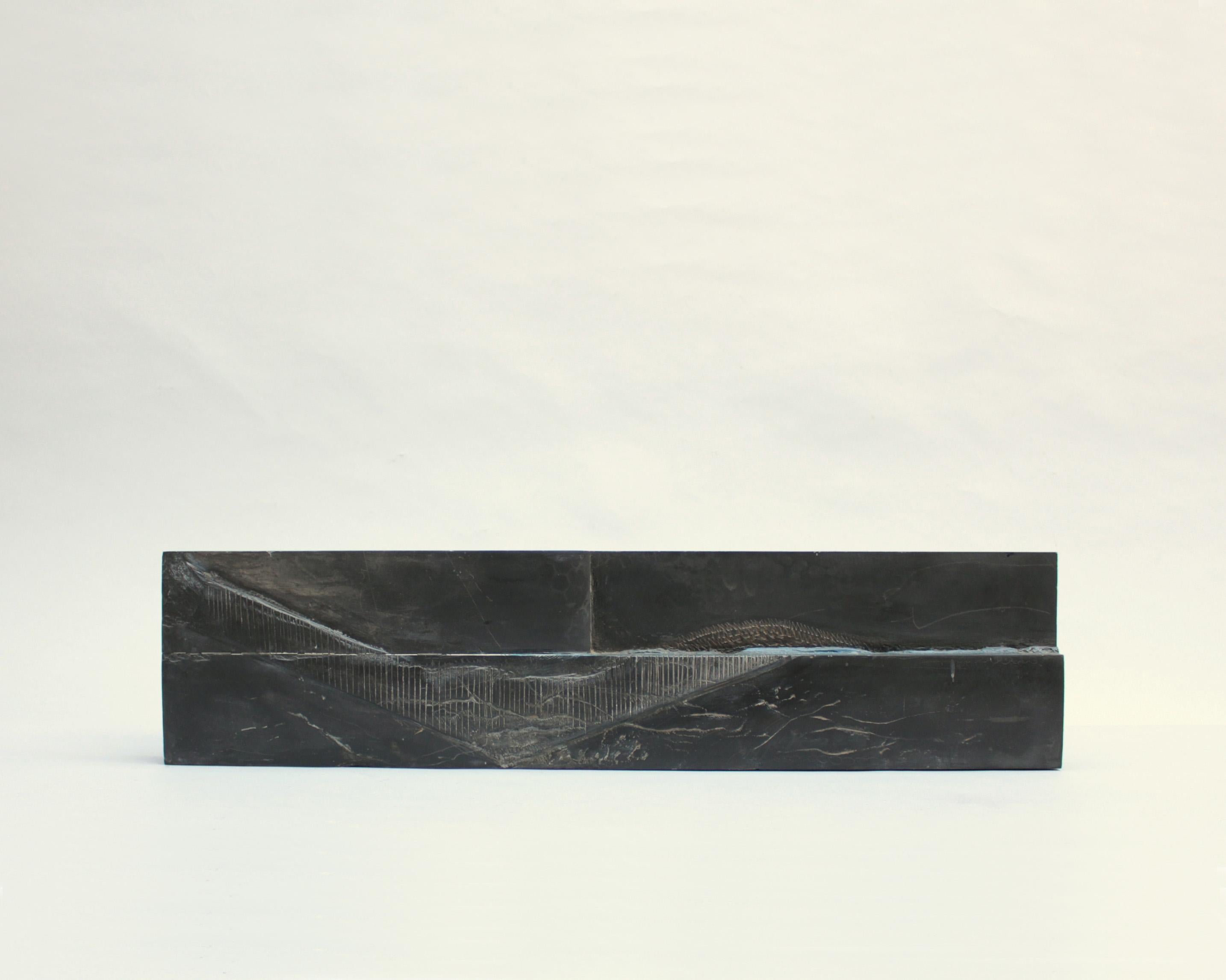 Gabriela BEJU (1947-2021) sculpteur - Interprétation de l'horizon par l'Artistics, en bas-relief de pierre.  
Créé en Allemagne en 1972
Acquis en France auprès de la succession de l'atelier de l'artiste.