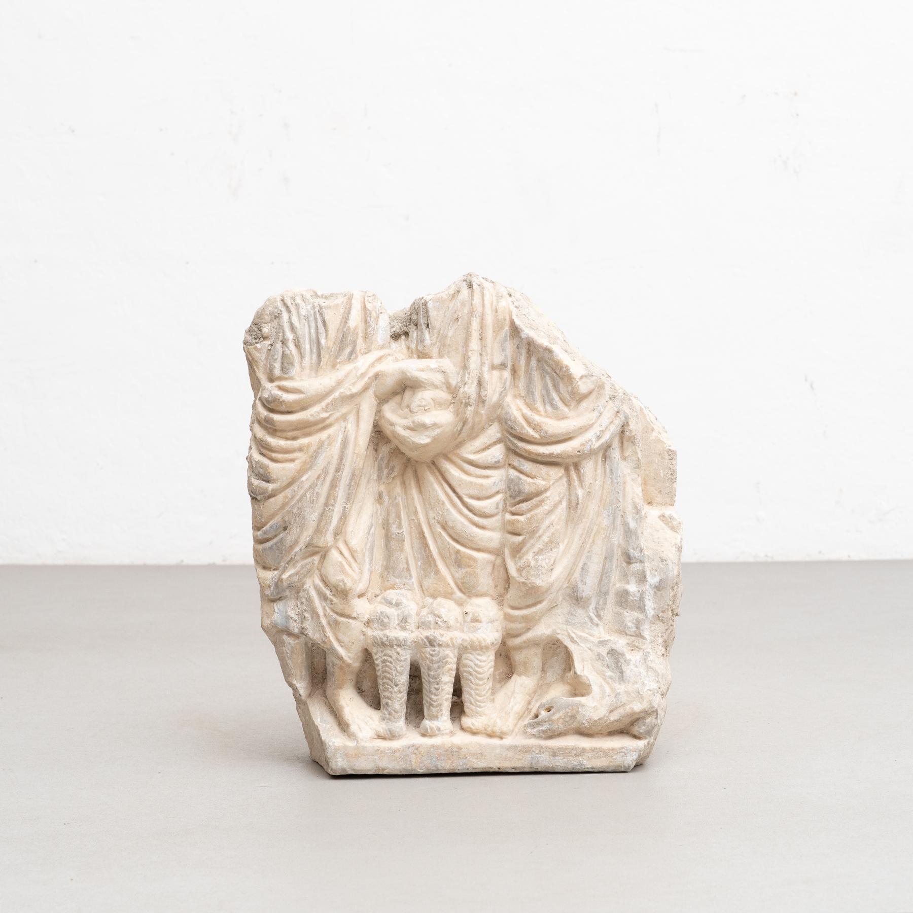 Escultura española en piedra.    Alrededor de 1930    En su estado original, con pequeños desgastes propios de la edad y el uso.