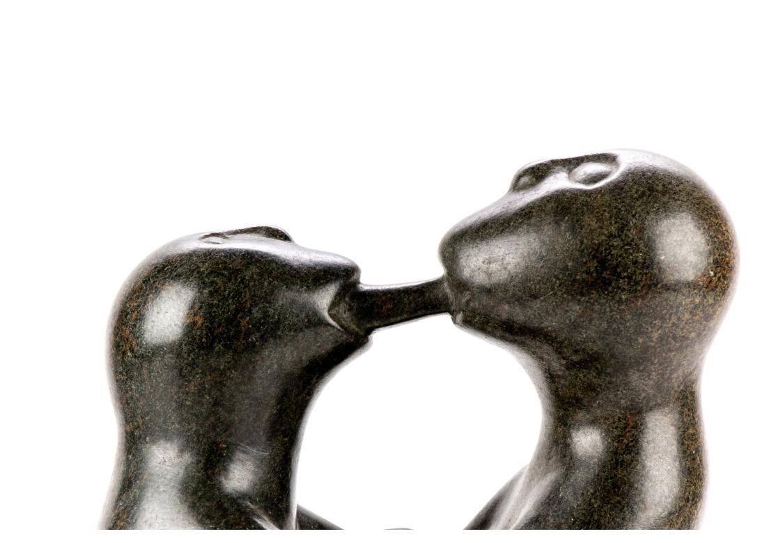 Un profondo stile Inuit ben rifinito  color Oliver  scultura in pietra che raffigura una sequenza sciamanica di uno spirito umano e uno animale impegnati in uno scambio di potere rituale. Firmato sulla base.

Dimensioni: 7