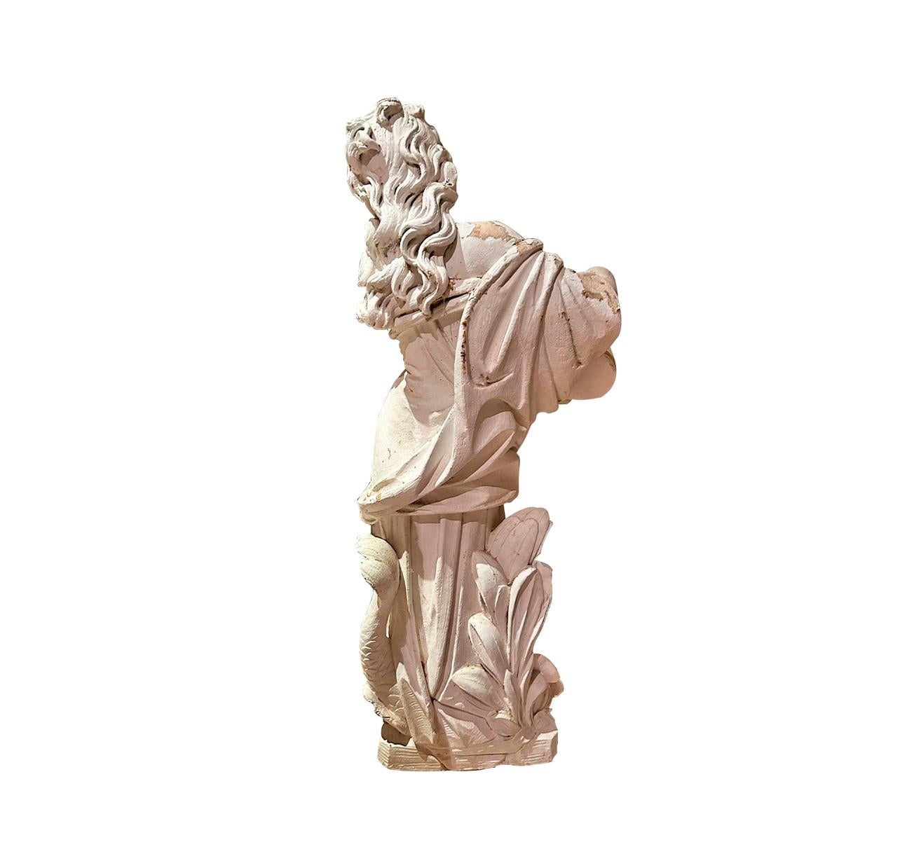 
Questa scultura del XIX secolo raffigura una figura femminile classica con una postura elegante e un'espressione serena. Scolpita nella pietra, l'opera si distingue per i dettagli dei capelli fluenti e per le dolci curve dell'abito, che le