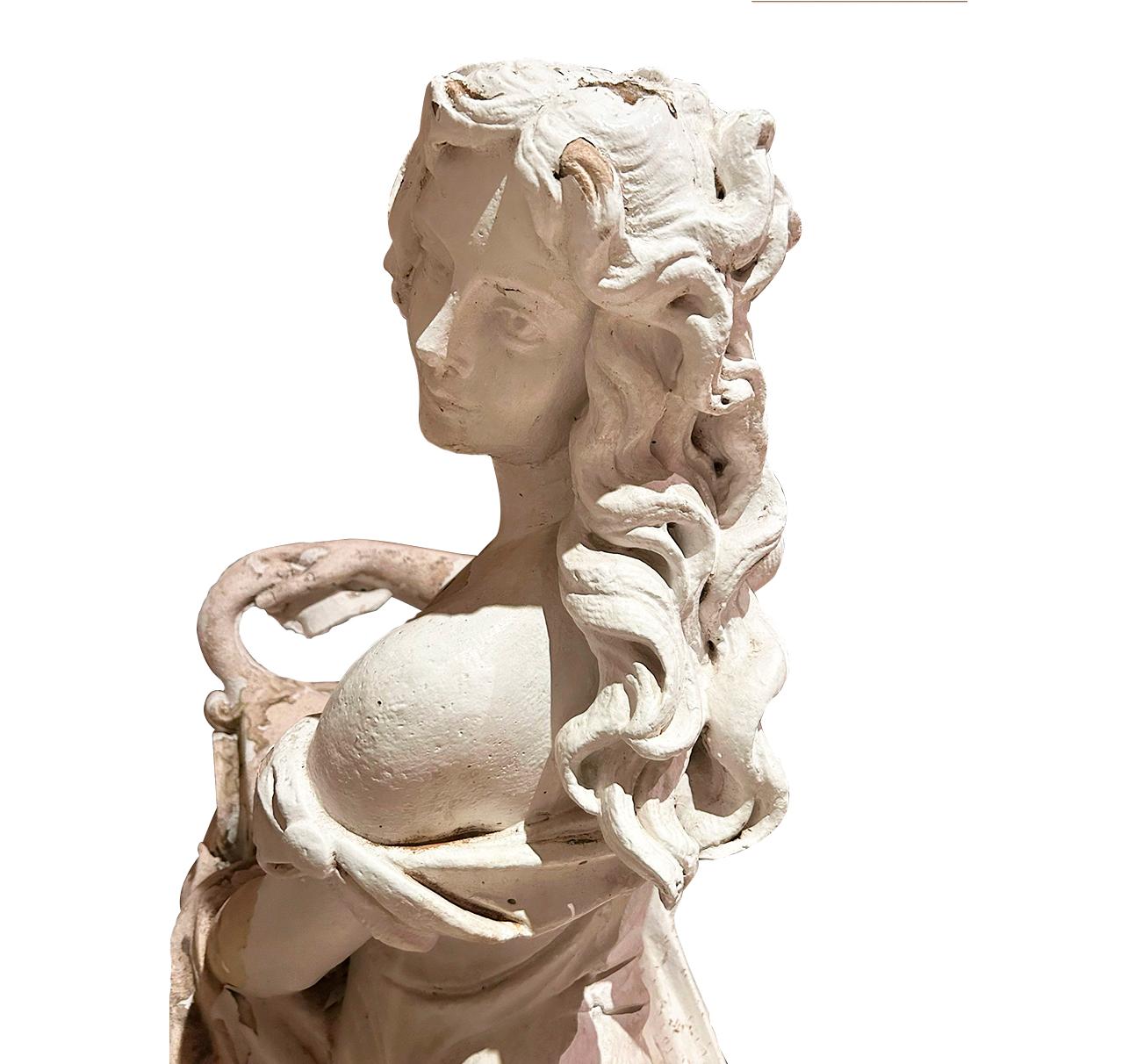 Italiano Scultura in pietra di una ninfa classica che tiene in mano un'anfora, XIX secolo in vendita