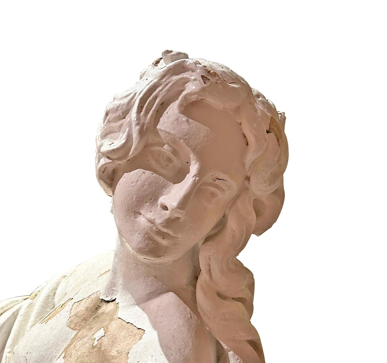 Scultura in pietra di una ninfa classica che tiene in mano un'anfora, XIX secolo In condizioni buone in vendita a Ibiza, Spain