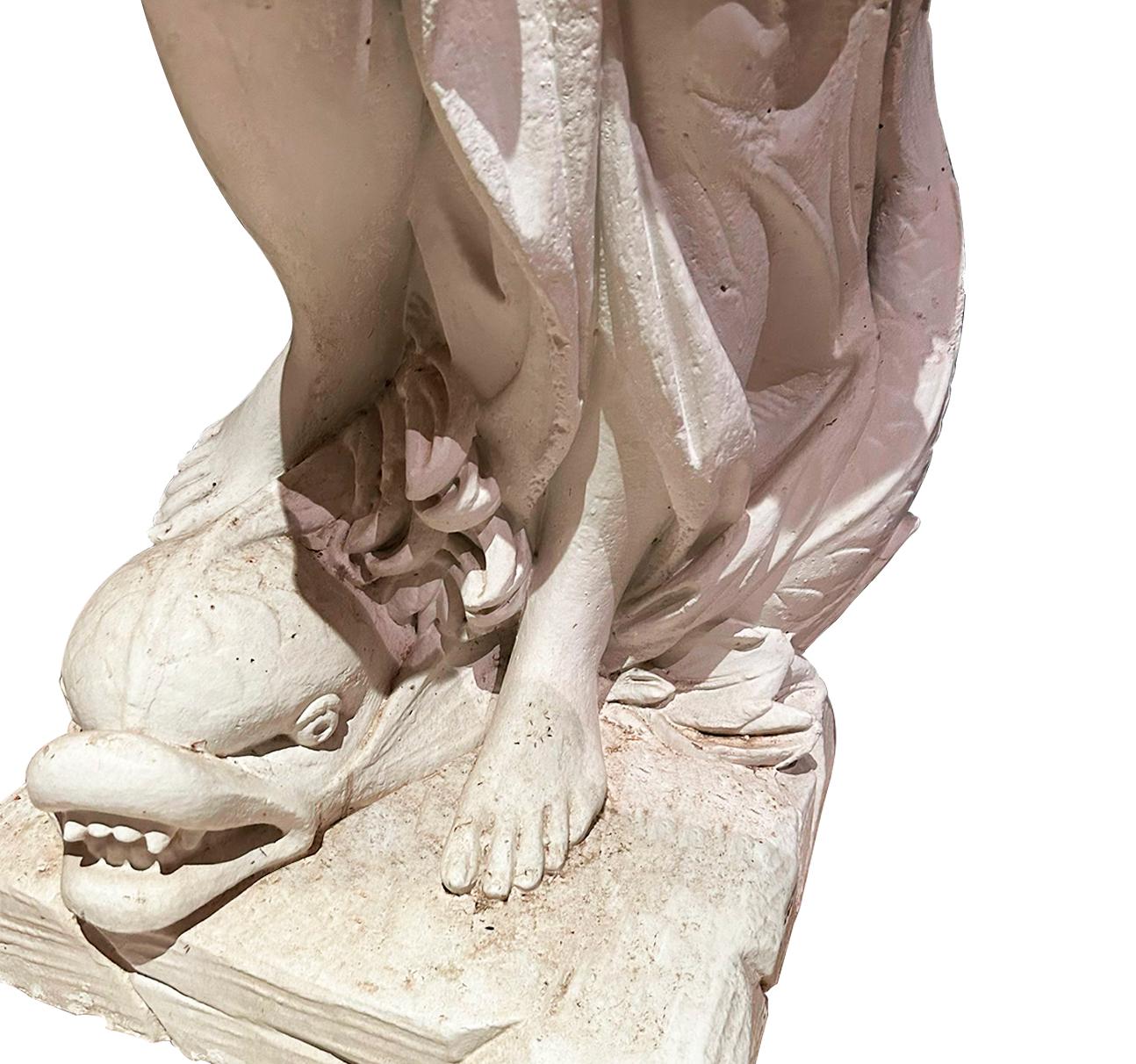 Pietra Scultura in pietra di una ninfa classica che tiene in mano un'anfora, XIX secolo in vendita