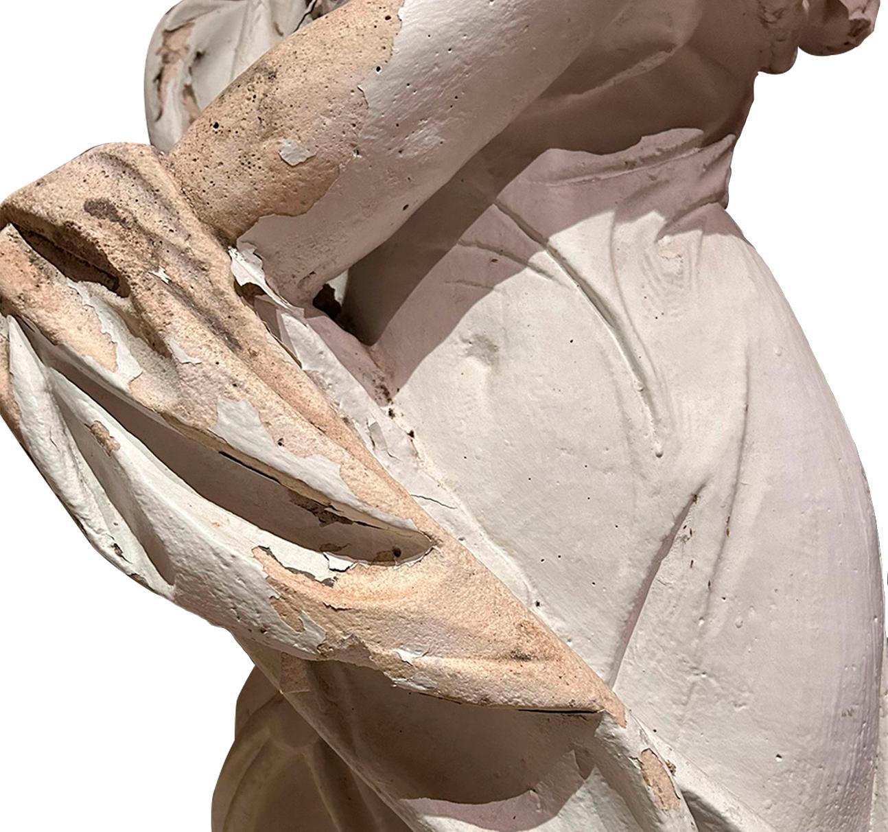 Scultura in pietra di una ninfa classica che tiene in mano un'anfora, XIX secolo in vendita 1