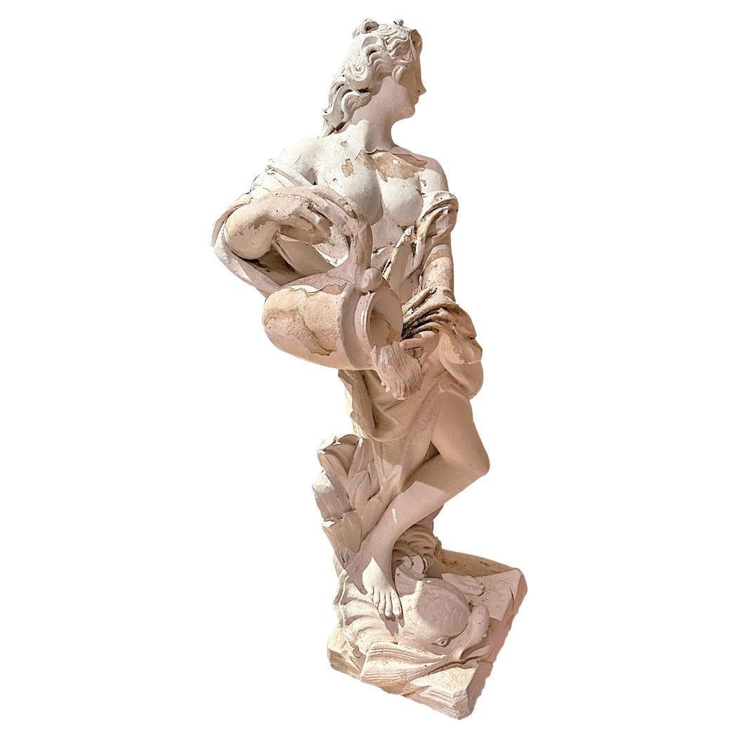 Scultura in pietra di una ninfa classica che tiene in mano un'anfora, XIX secolo in vendita
