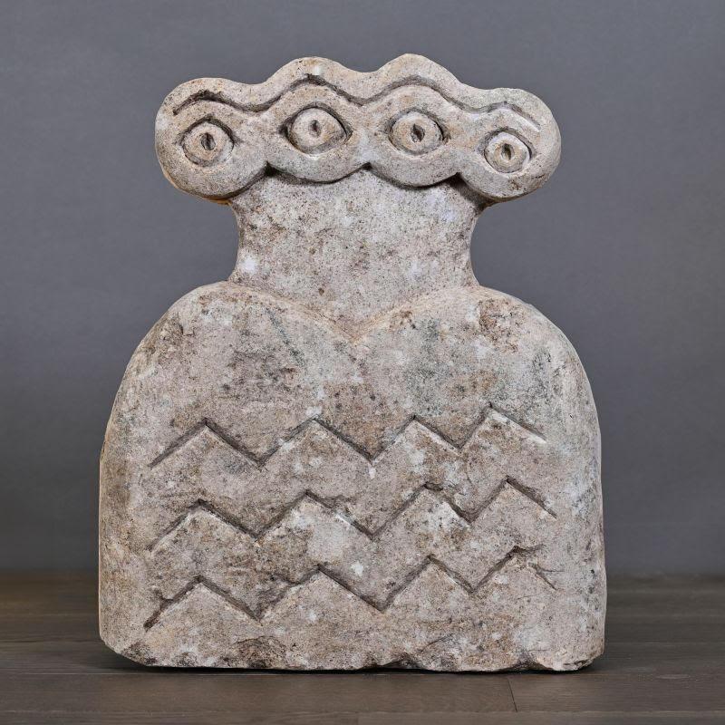 Escultura de piedra de un ídolo de cuatro ojos.

Una magnífica reproducción de un ídolo de cuatro ojos en piedra arenisca, cuyo original data del año 4000 a.C. Estos ídolos se utilizaban frecuentemente como ofrendas votivas y también como amuletos