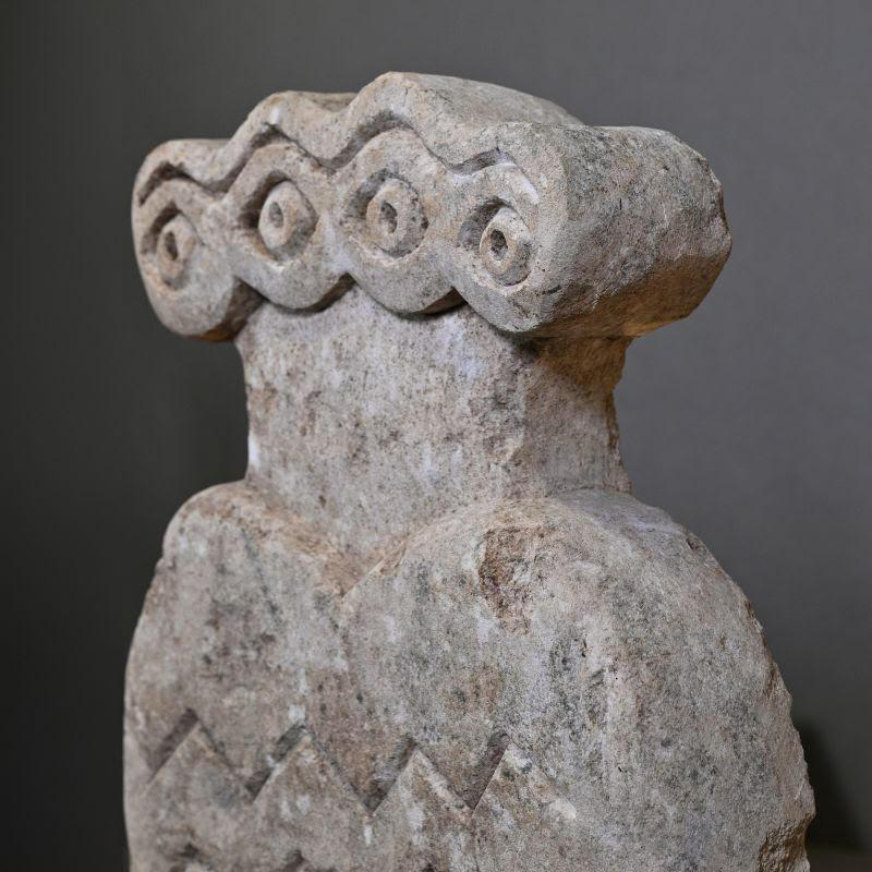 Escultura de piedra de un ídolo de cuatro ojos. Moderno en venta