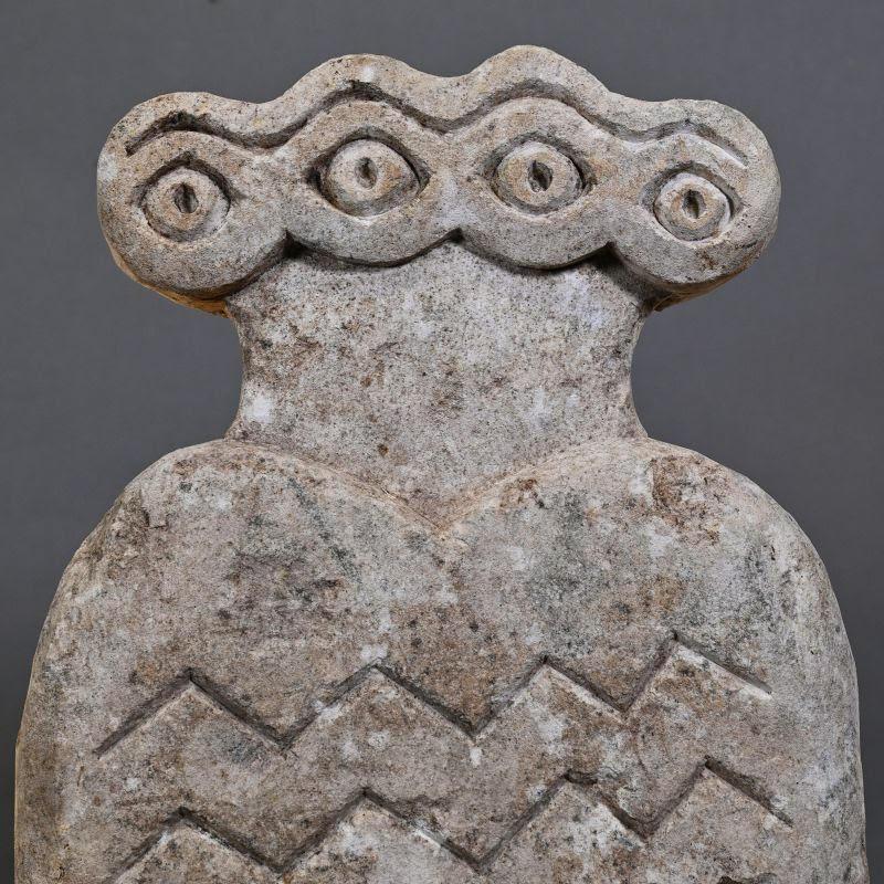 Escultura de piedra de un ídolo de cuatro ojos. Francés en venta