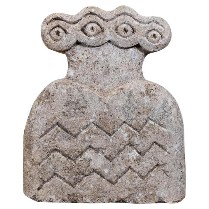 Escultura de piedra de un ídolo de cuatro ojos. en venta