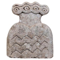 Steinskulptur eines vierzehnten Idols aus Stein.