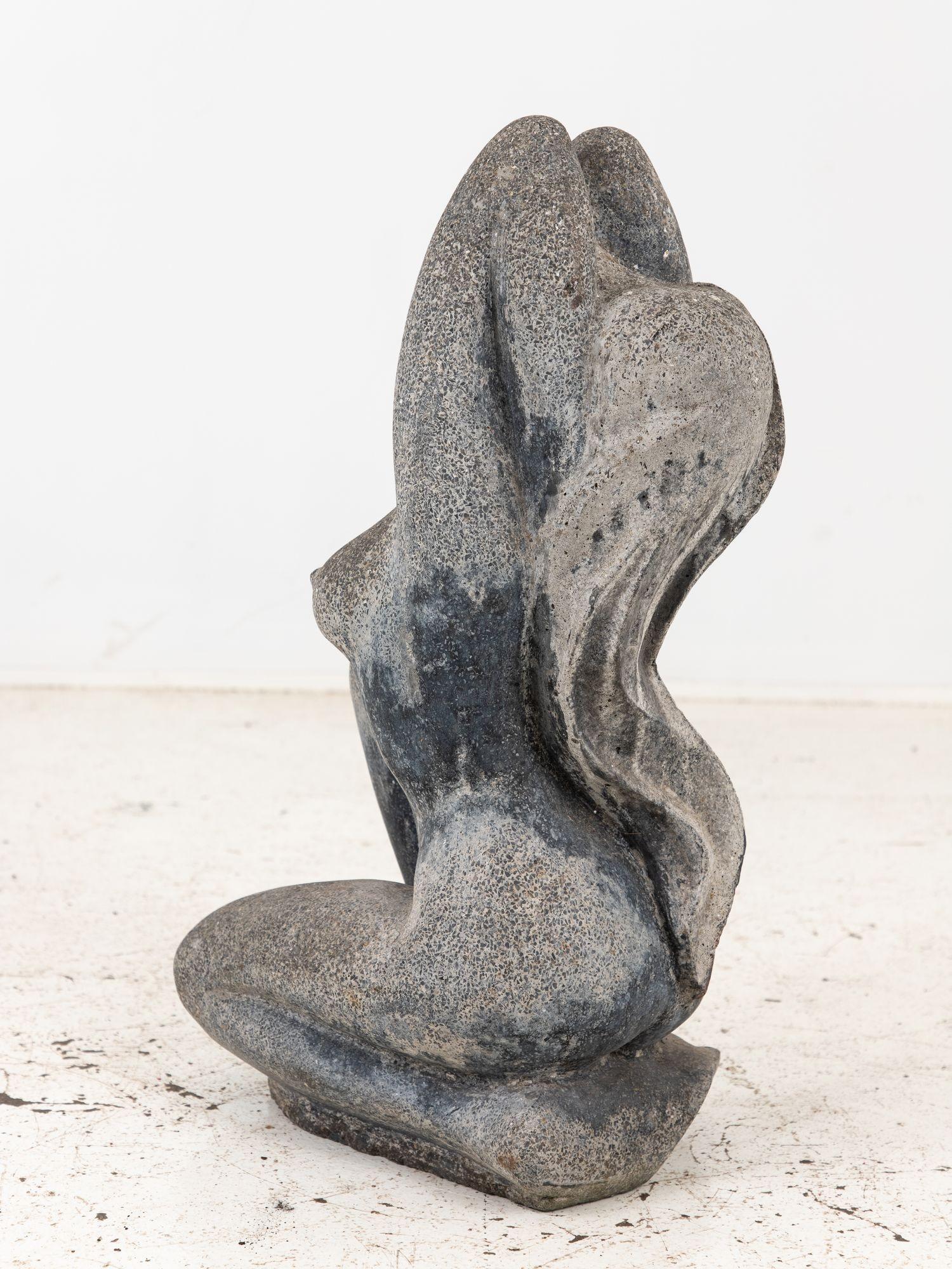 Steinskulptur einer Frau mit langem schwebendem Haar aus Stein, englisch, 20. Jahrhundert im Angebot 3