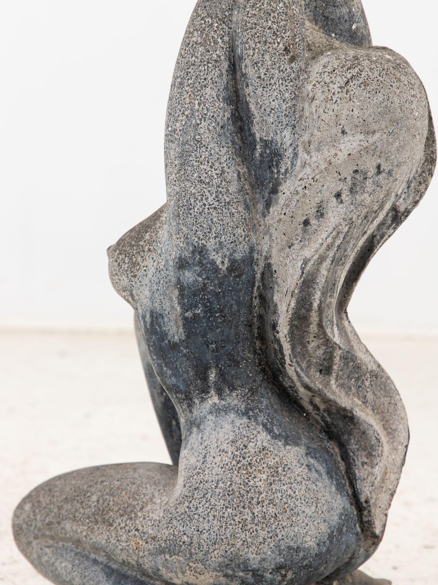 Steinskulptur einer Frau mit langem schwebendem Haar aus Stein, englisch, 20. Jahrhundert im Angebot 4
