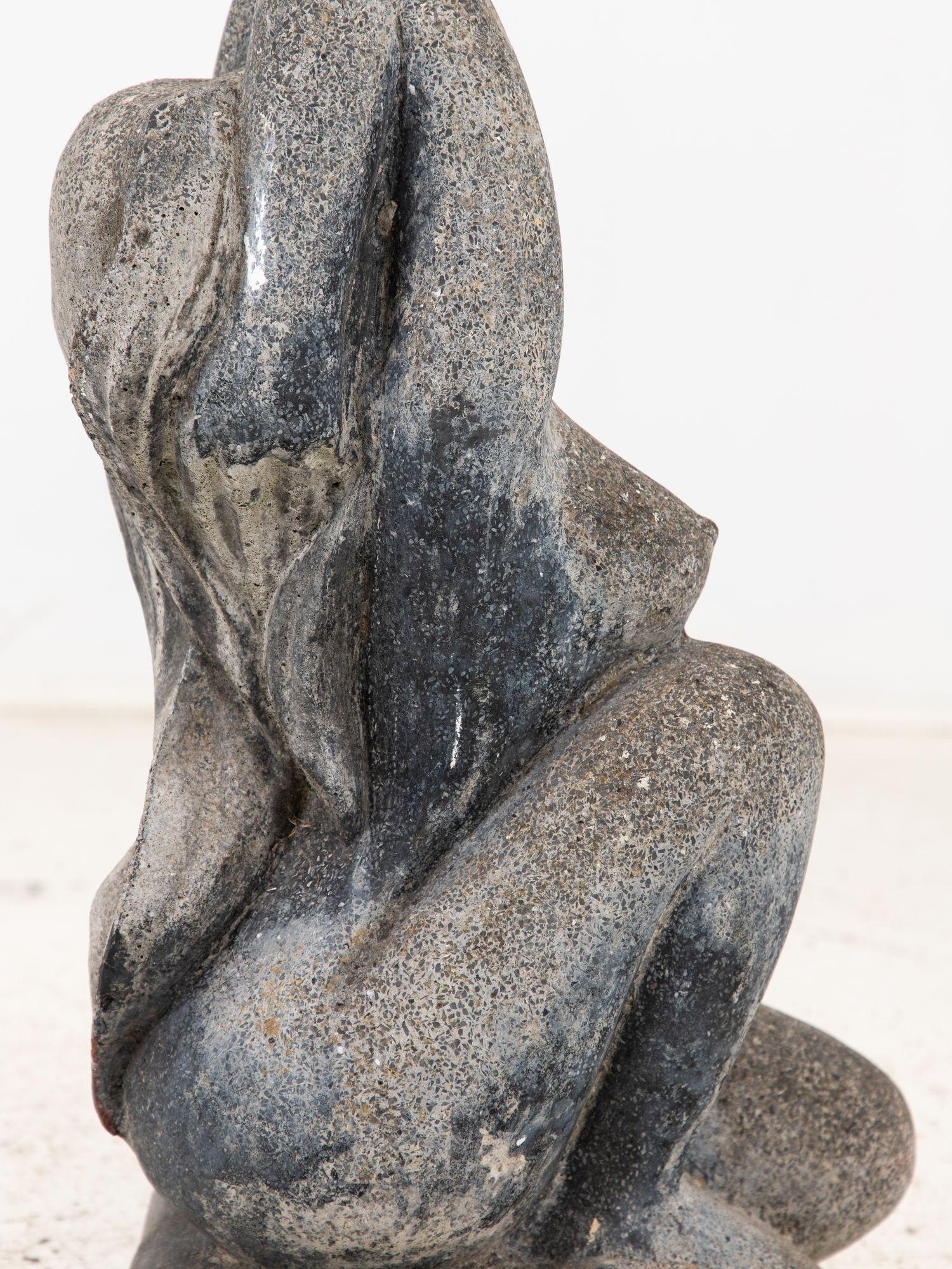 Steinskulptur einer Frau mit langem schwebendem Haar aus Stein, englisch, 20. Jahrhundert im Angebot 6