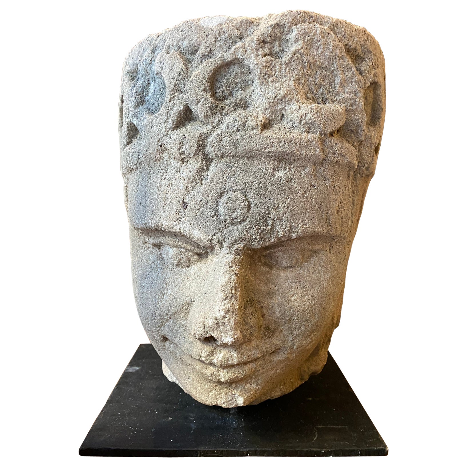 Stone sculpture of an Indian woman from late 19th century For Sale