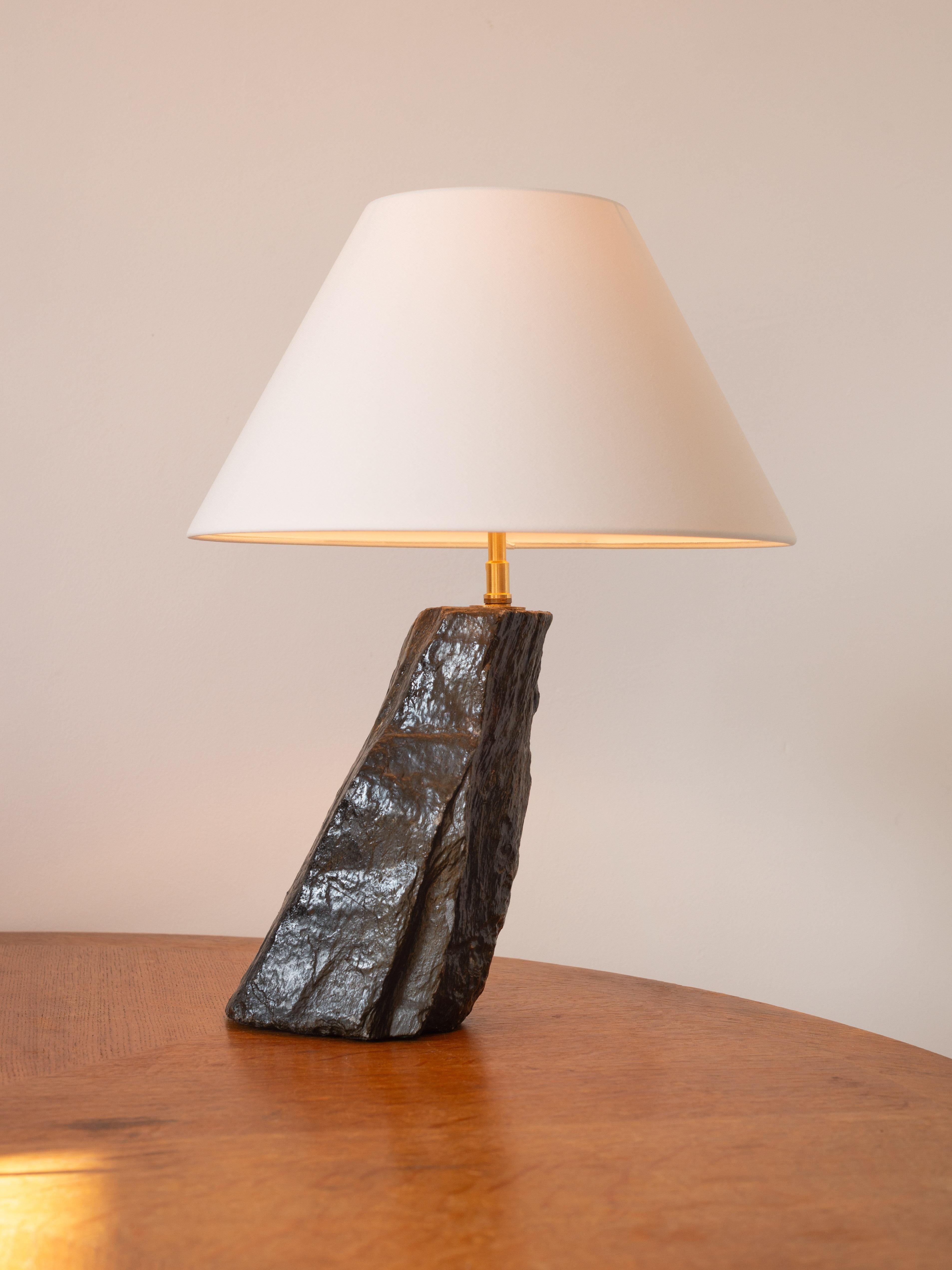 Stone Table Lamp - Art Deco Quartz Lamp - Jean Michel Frank Style - France 1940s

Very beautiful table lamp reminiscent of the work of Jean-Michel Frank.

French work from the 1940s.

The base of the lamp is carved from a very dense and heavy stone