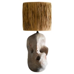 Lampe de table en pierre avec abat-jour en paille