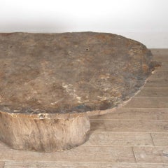 Steintisch mit massivem Baumstammgestell