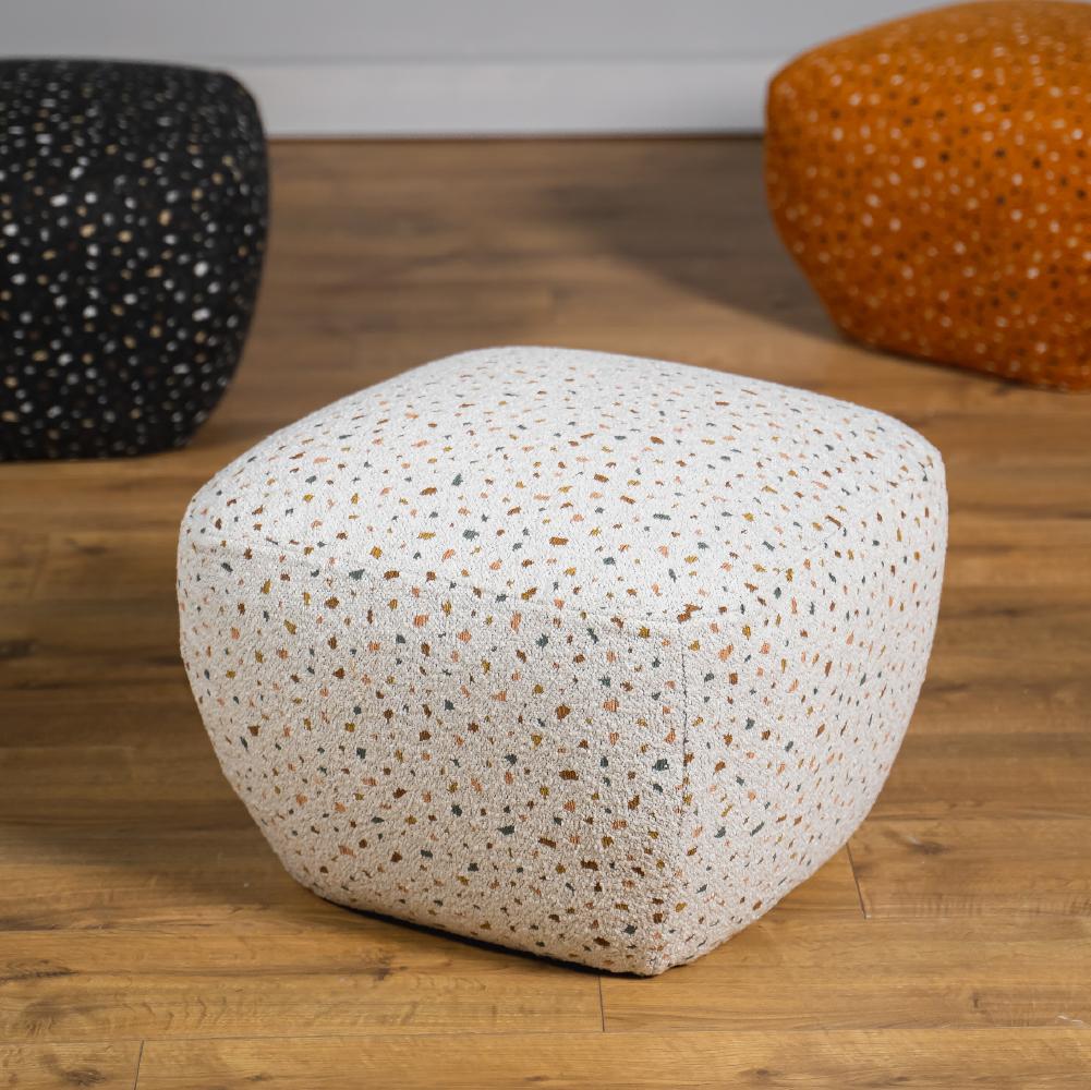 Il pouf Stone terrazzo, con il suo tessuto unico e multicolore, sarà il pezzo più appariscente del tuo salotto. Il suo design confortevole ti permette di utilizzarlo in diversi ambienti della casa.