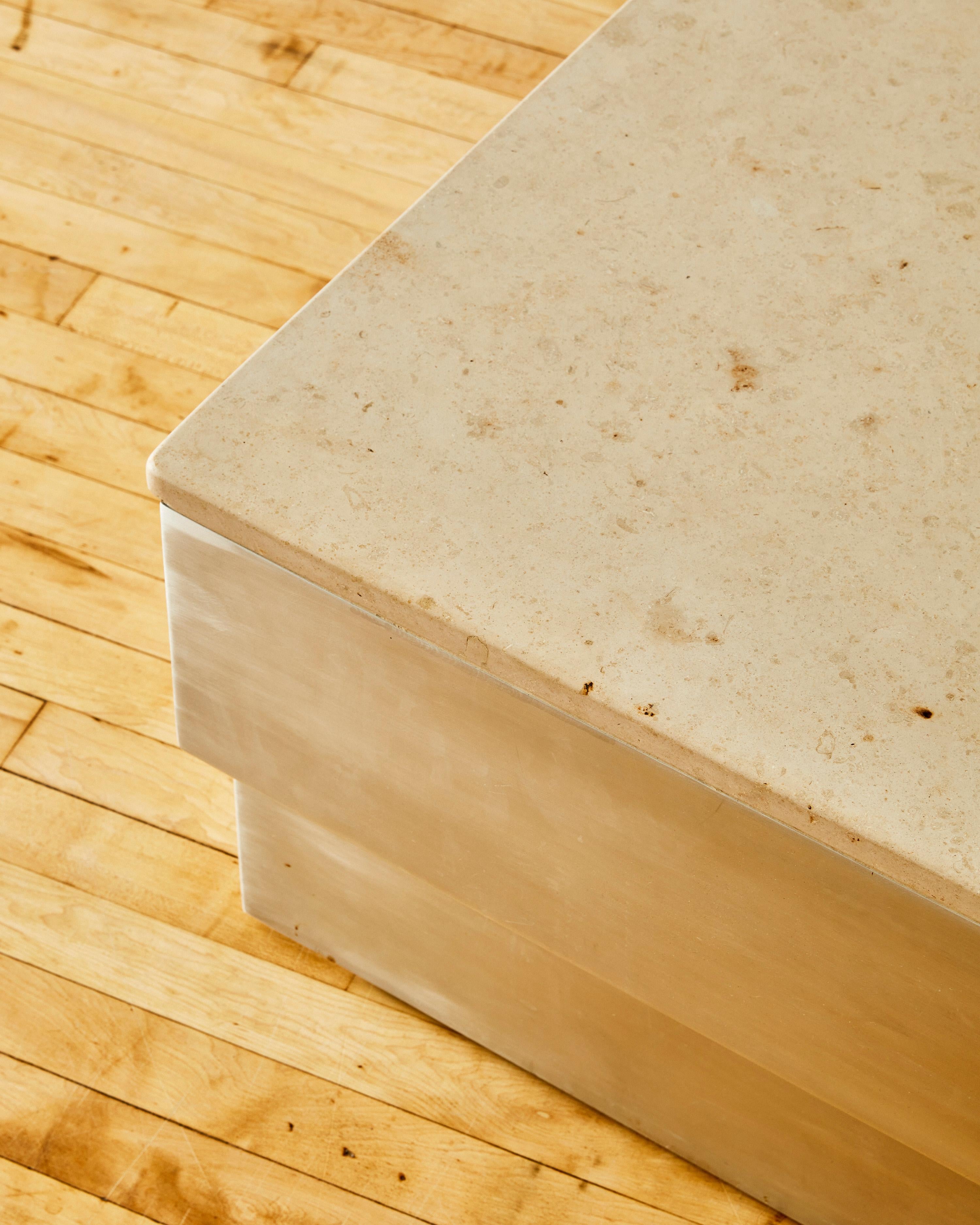 Moderne Table basse à plateau en pierre par Ilan Dei Studio en vente