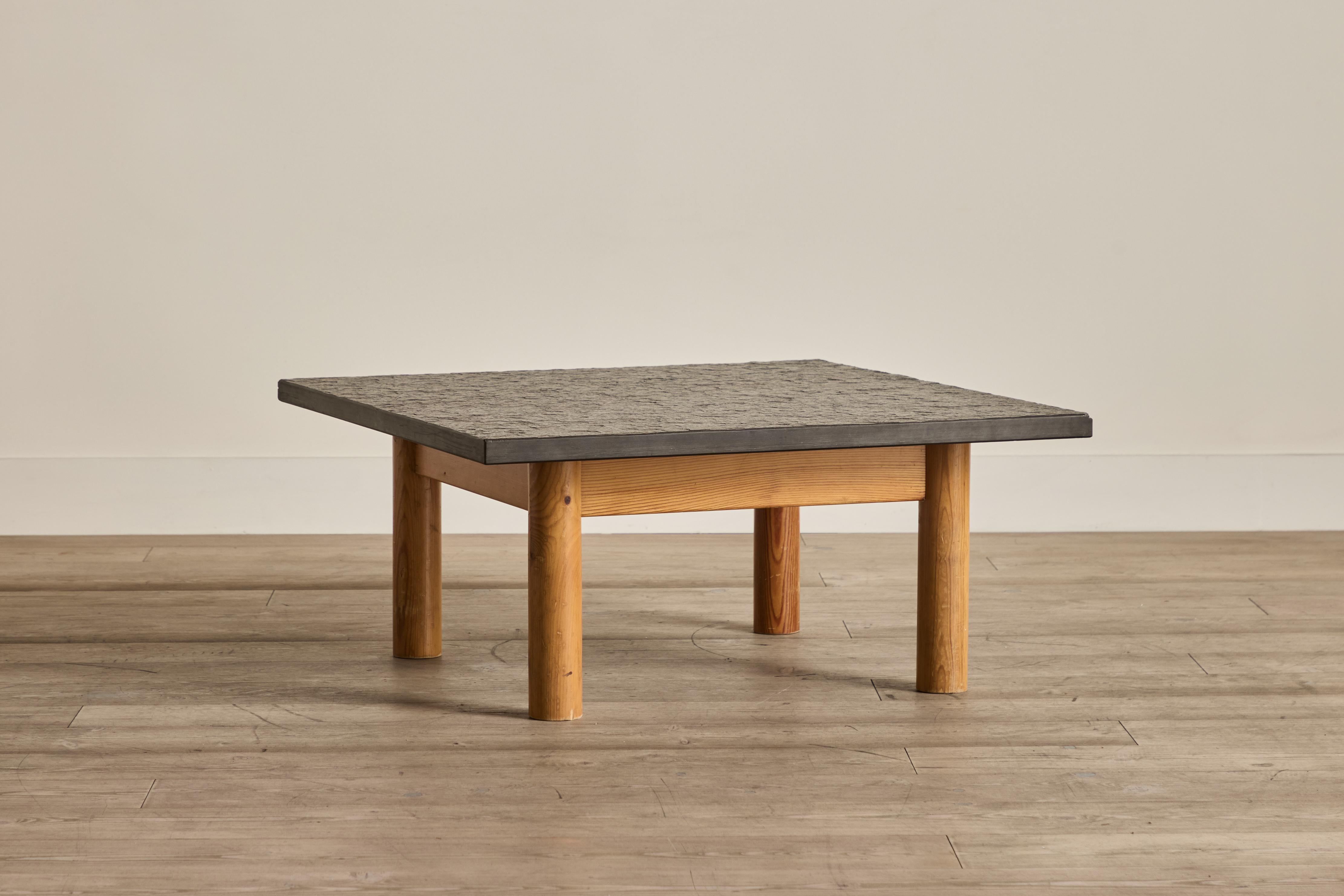 Couchtisch mit Steinplatte (Moderne der Mitte des Jahrhunderts) im Angebot