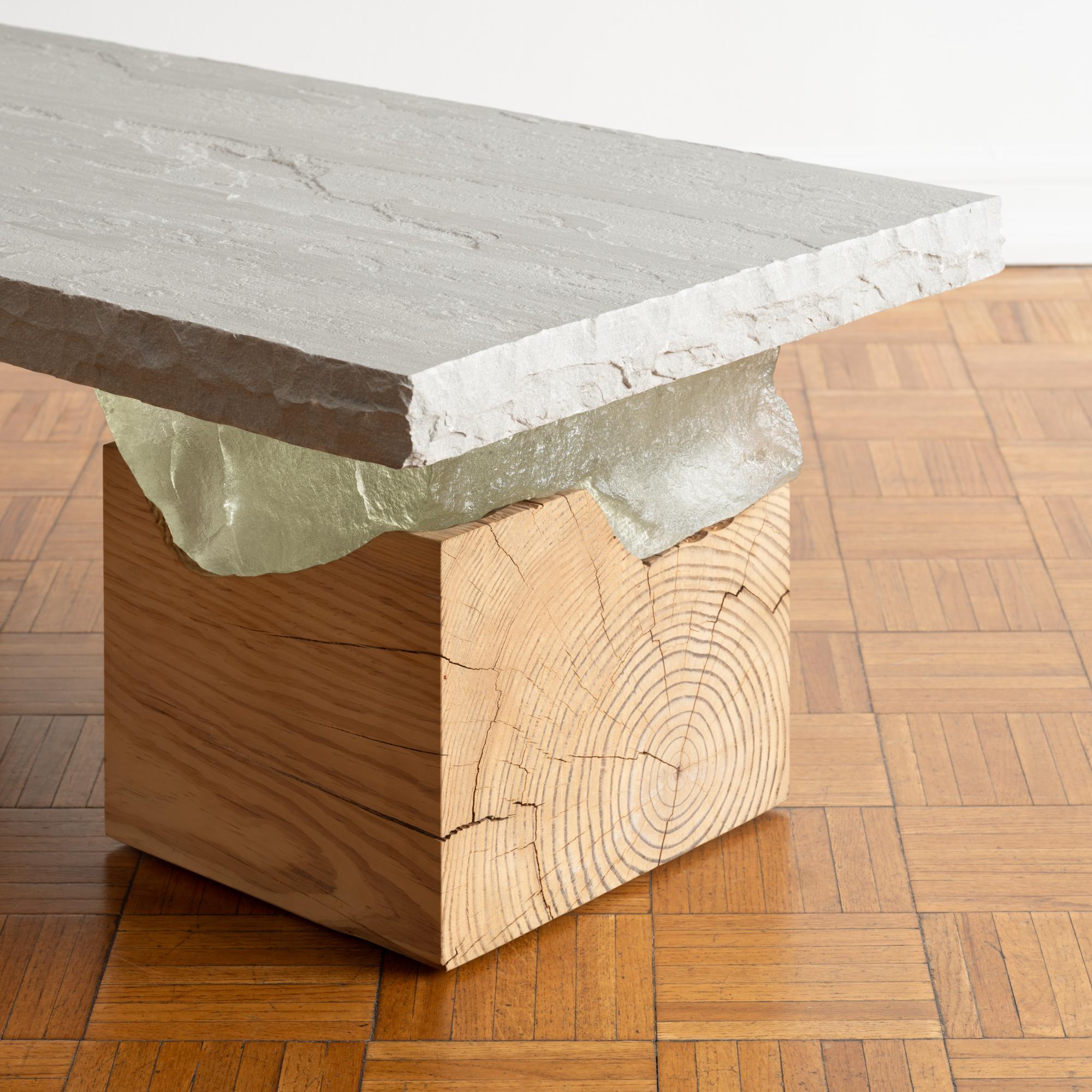 Table basse en pierre sur base en bois avec détails en verre moulé et céramique Neuf - En vente à New York, NY