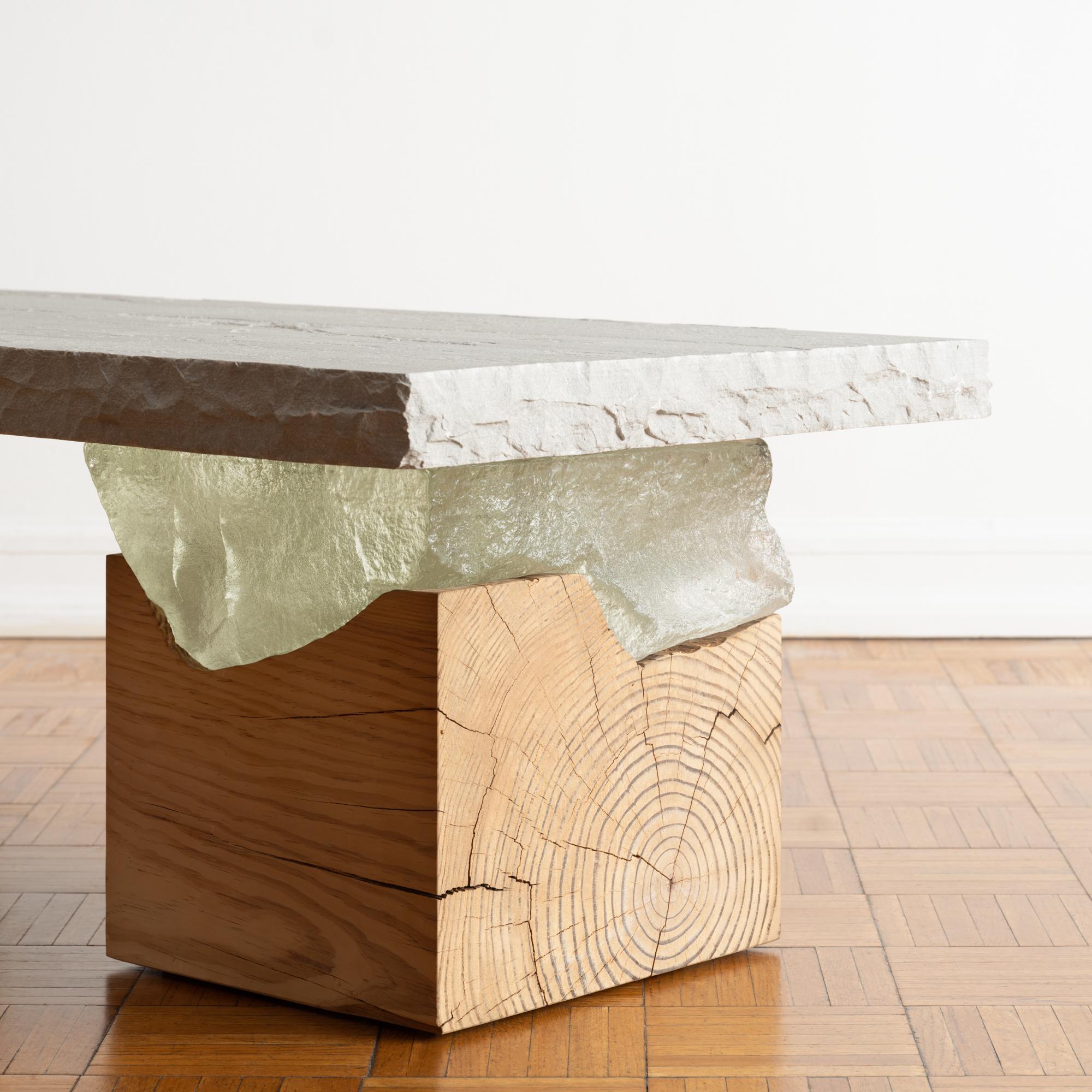 XXIe siècle et contemporain Table basse en pierre sur base en bois avec détails en verre moulé et céramique en vente