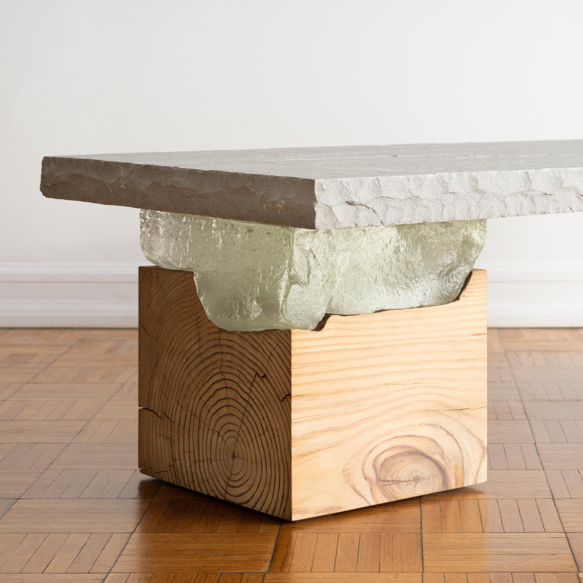 Céramique Table basse en pierre sur base en bois avec détails en verre moulé et céramique en vente