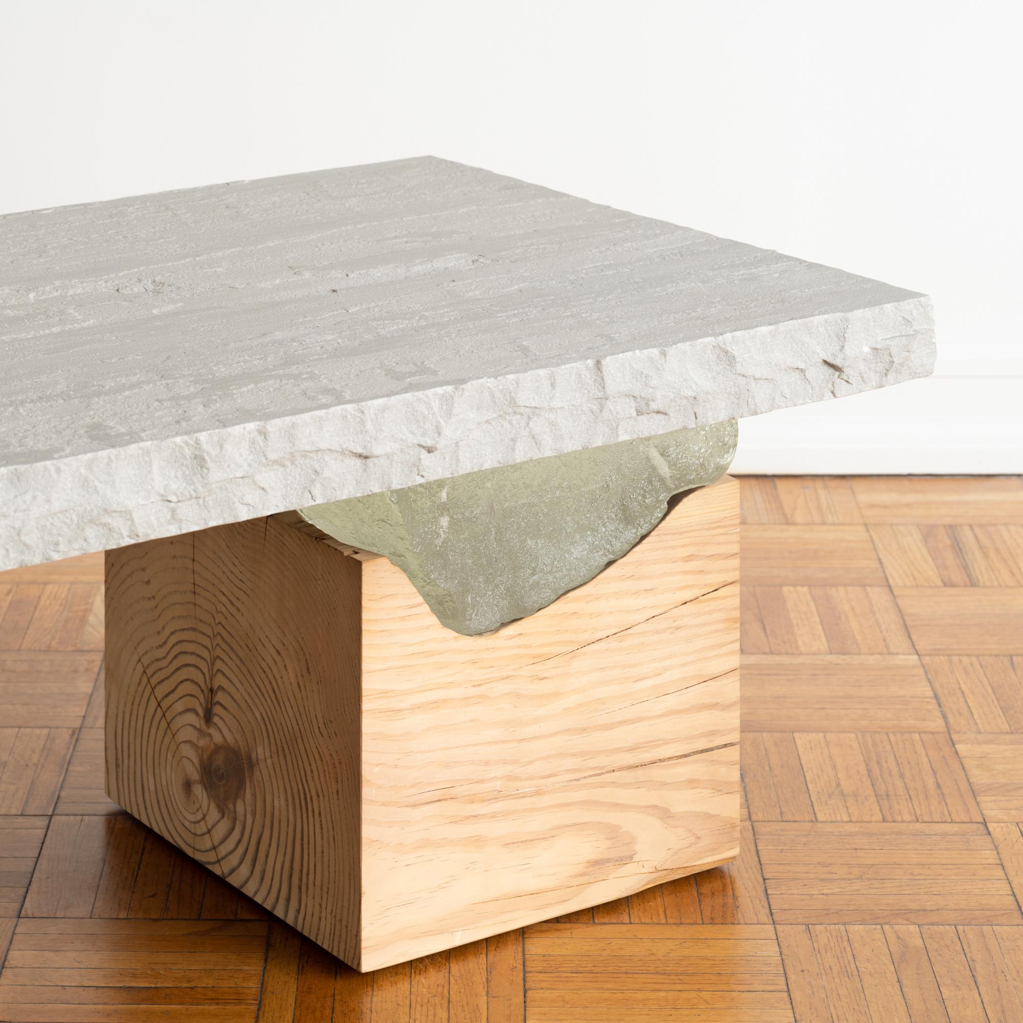Table basse en pierre sur base en bois avec détails en verre moulé et céramique en vente 1