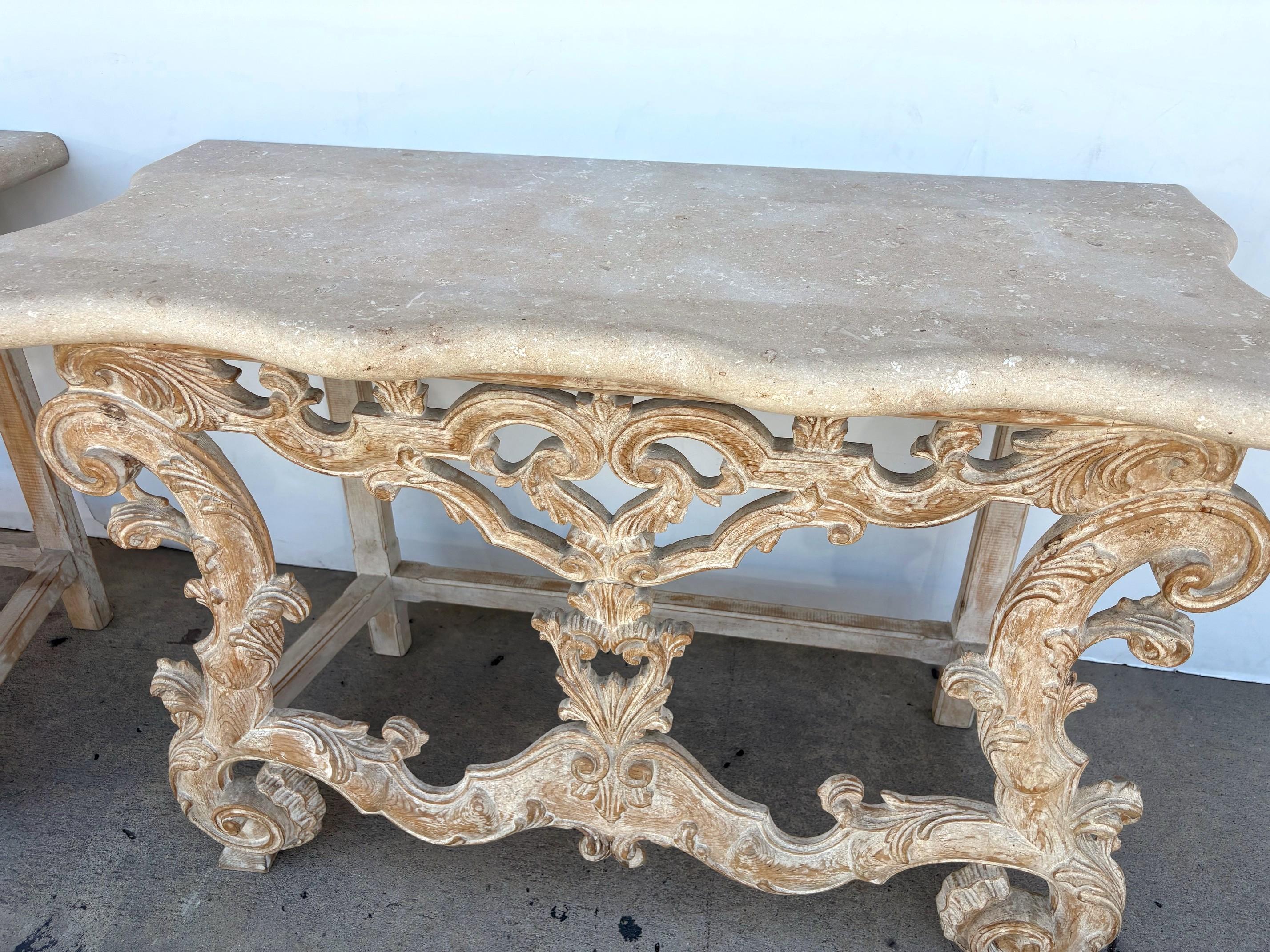Paire de consoles en pierre. La base est sculptée en bois avec une finition naturelle. 