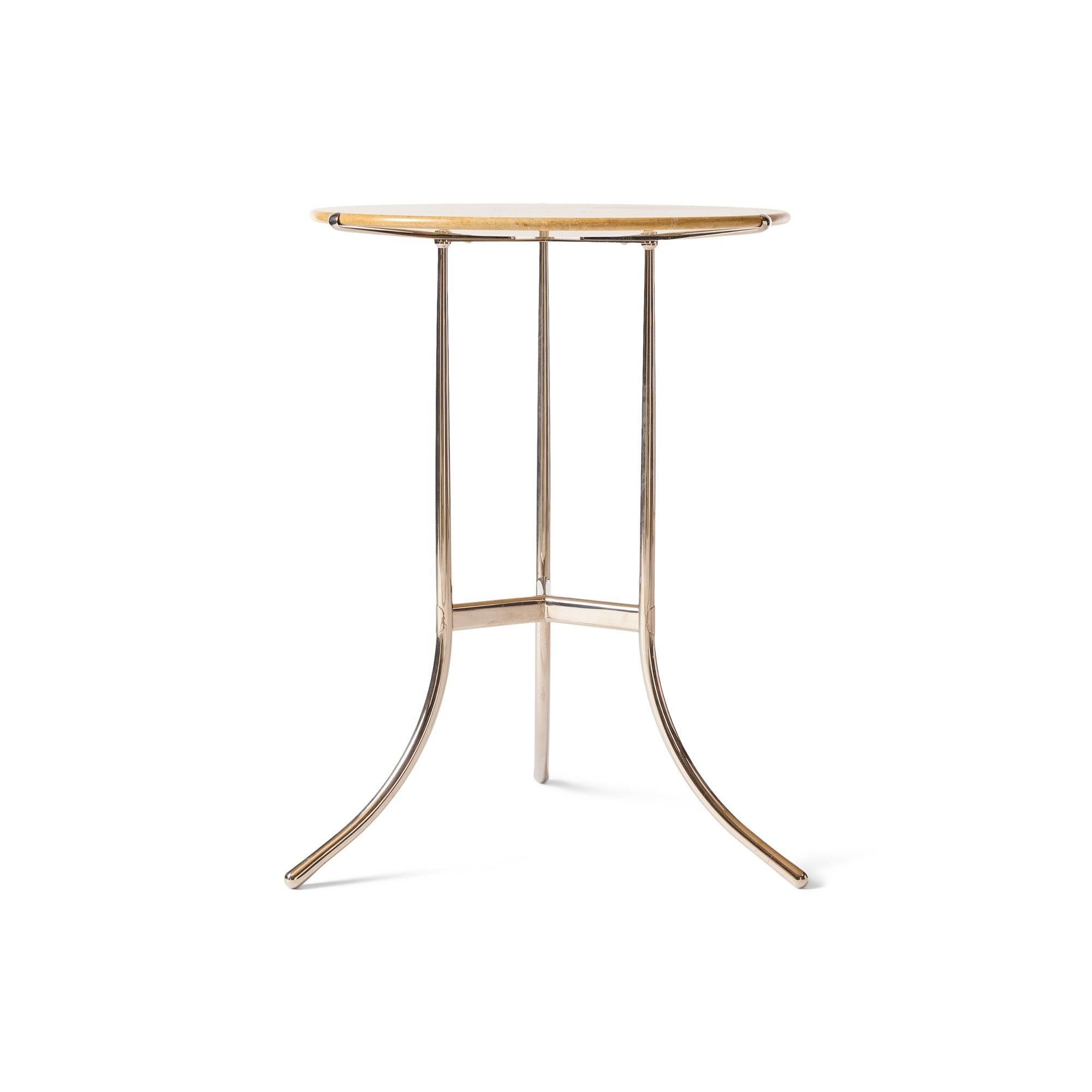 Table d'appoint ronde composée d'un plateau en marbre sur une base à trois pieds en laiton ou nickelé.