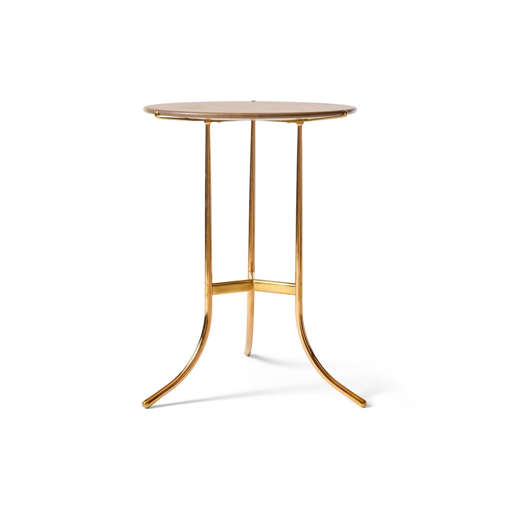 Table d'appoint ronde composée d'un plateau en marbre sur une base à trois pieds en laiton ou nickelé.
