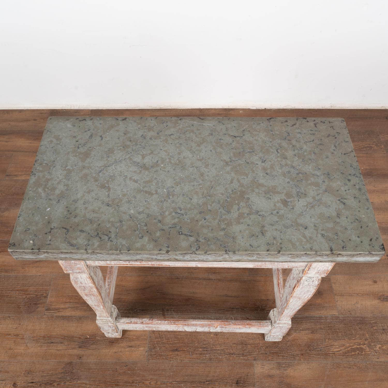 Suédois Table d'appoint à plateau en pierre Petite table console, Suède vers 1800-40 en vente
