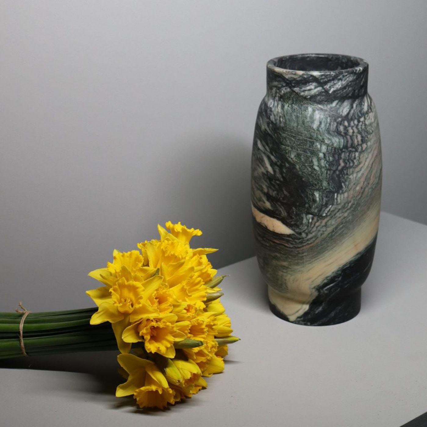Stone è un vaso scolpito a mano nello splendido marmo Greene & Greene, proveniente dall'unica cava di marmo esistente al mondo. Estratto nelle Alpi Apuane (Toscana, Italia), il marmo Greene & Greene è una pietra con uno sfondo scuro attraversato da