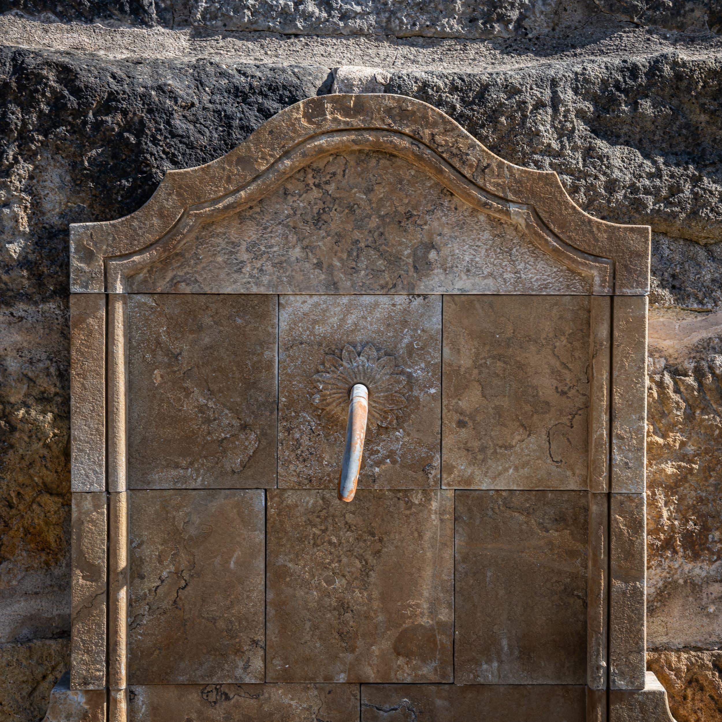 Stone Wall Fountain in Renaissance Style, 21st Century In Good Condition For Sale In Greding, DE