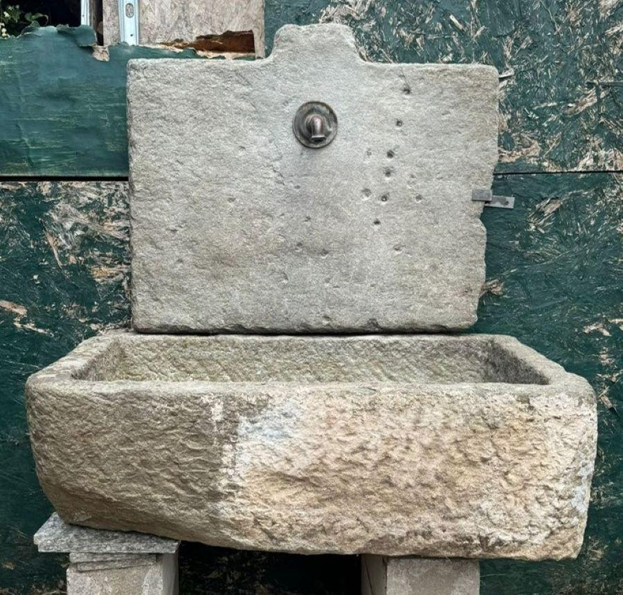 Antique stone wall fountain, made of rustic river stone, consisting of a basin and a wall-mounted riser with a faucet, from Italy, original from the 19th century.
Maximum assembled dimensions: W 115 x H 115 x D 66 cm