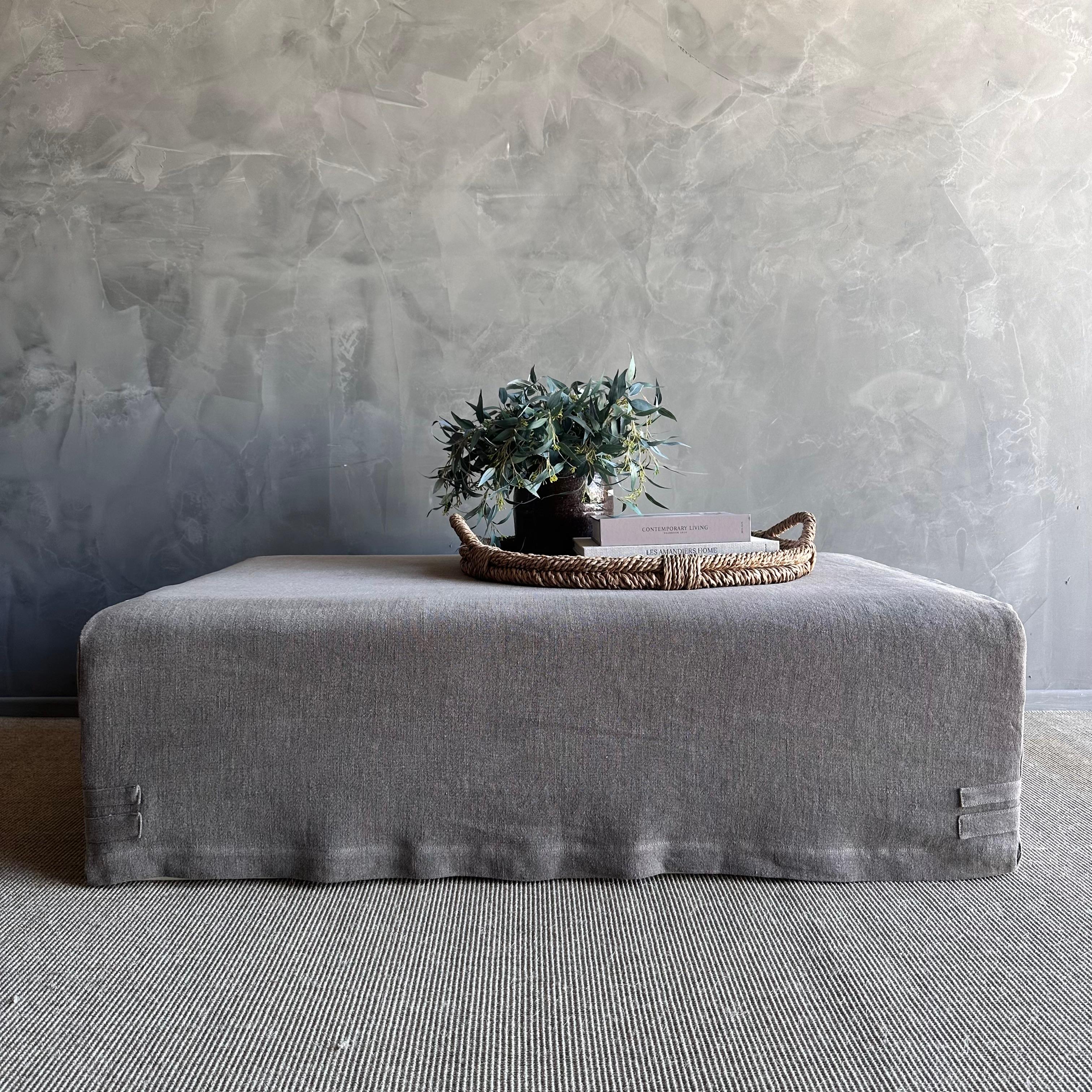 Voici le pouf cocktail Lilah, fabriqué à partir de lin lavé à la pierre de première qualité et recouvert d'une housse aux coins détaillés. Cette pièce élégante est construite avec un cadre en bois robuste et remplie de mousse ferme pour un confort