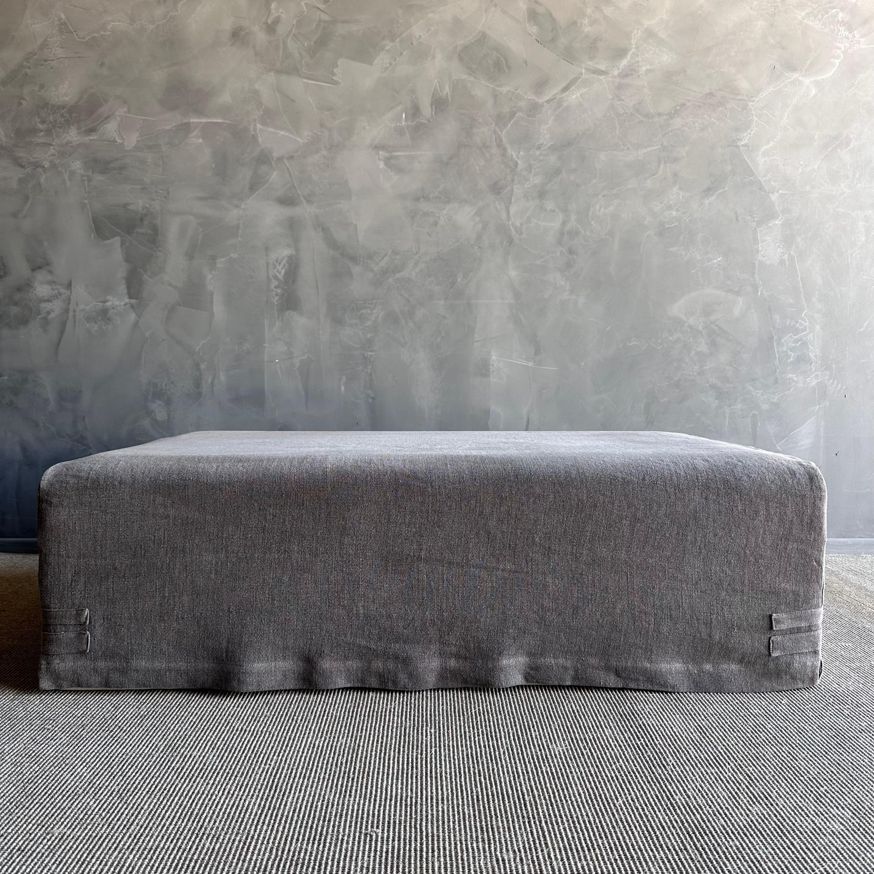 A Stone Washed Linen Cocktail Ottoman Covered Slip Neuf - En vente à Old Town Orange, CA