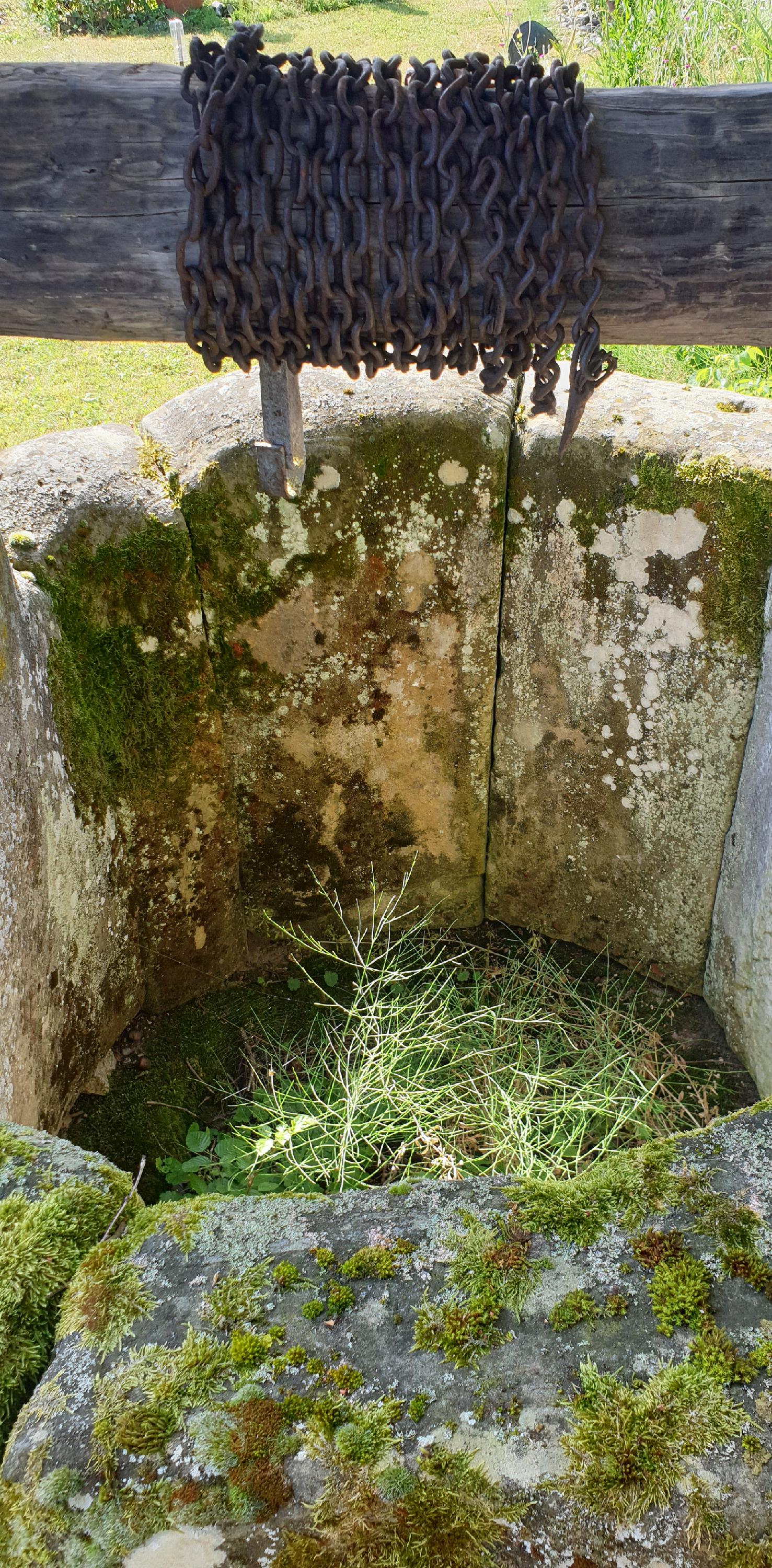 Stone Well from the Louis XIV Period In Good Condition For Sale In SAINT-OUEN-SUR-SEINE, FR