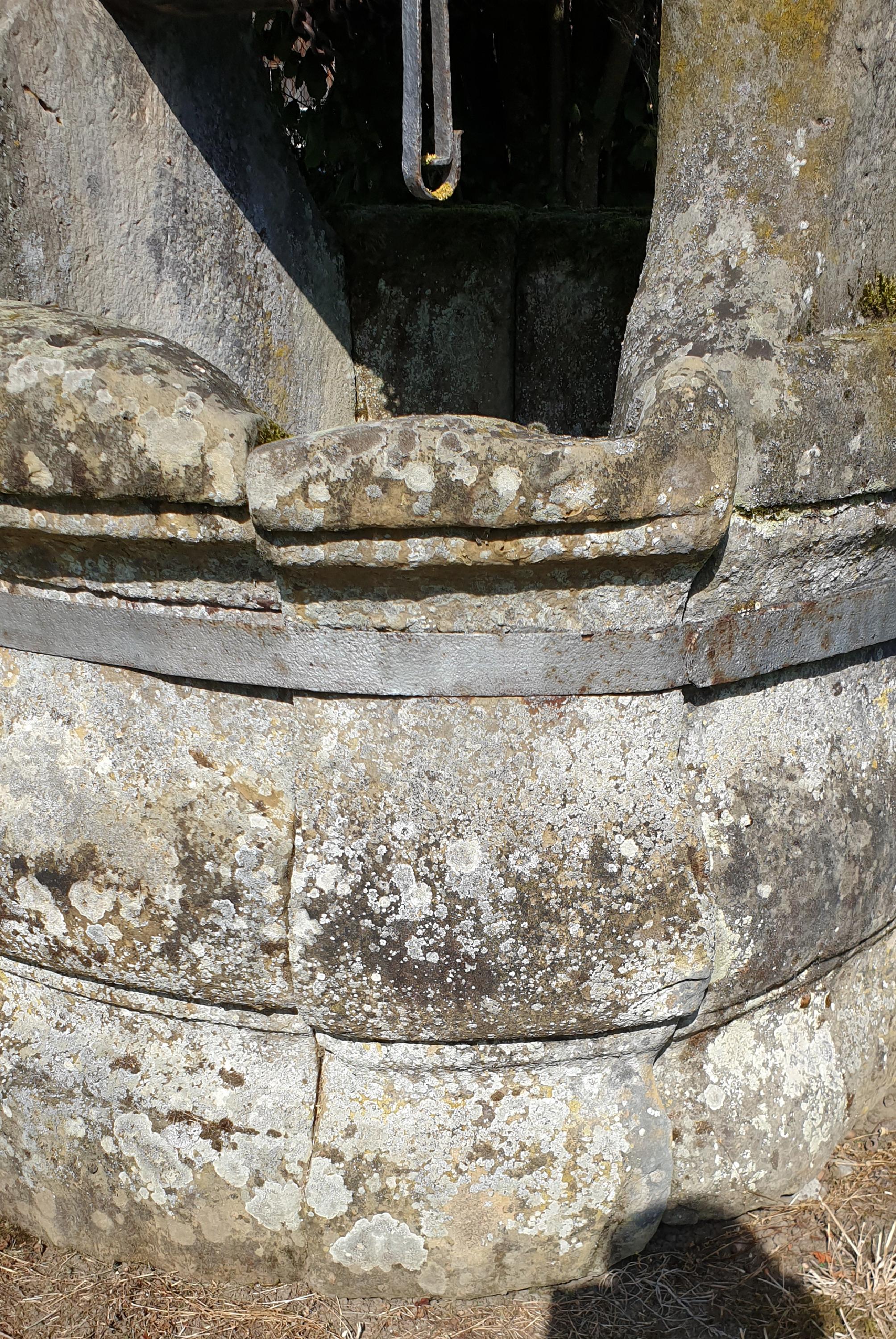 Stone Well from the Louis XIV Period For Sale 2