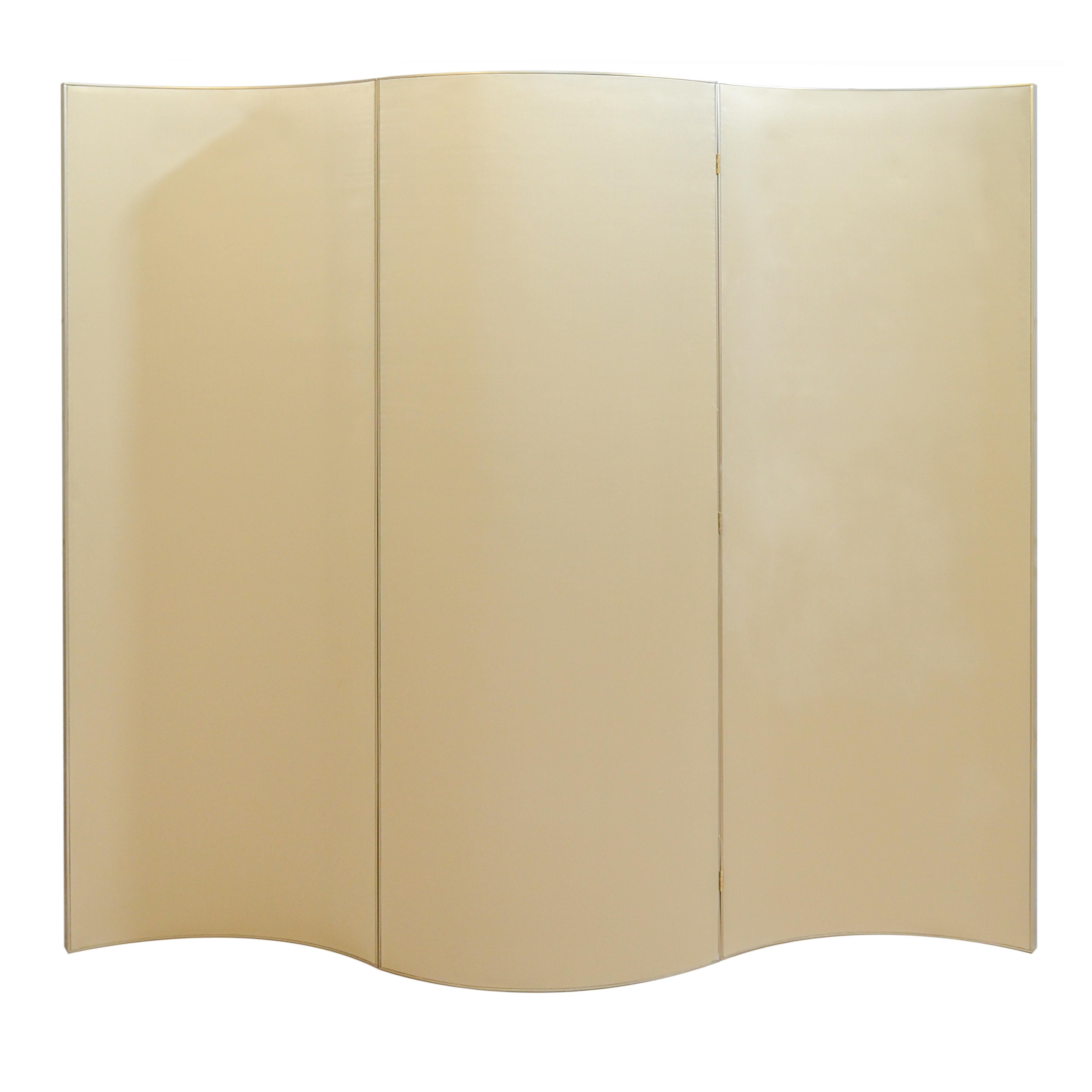 Enriched with refined details, this superb screen is a functional way to create privacy, divide areas in a large room or loft, while providing a stylish statement in a home. The structure features three curved panels connected by brass hinges in a