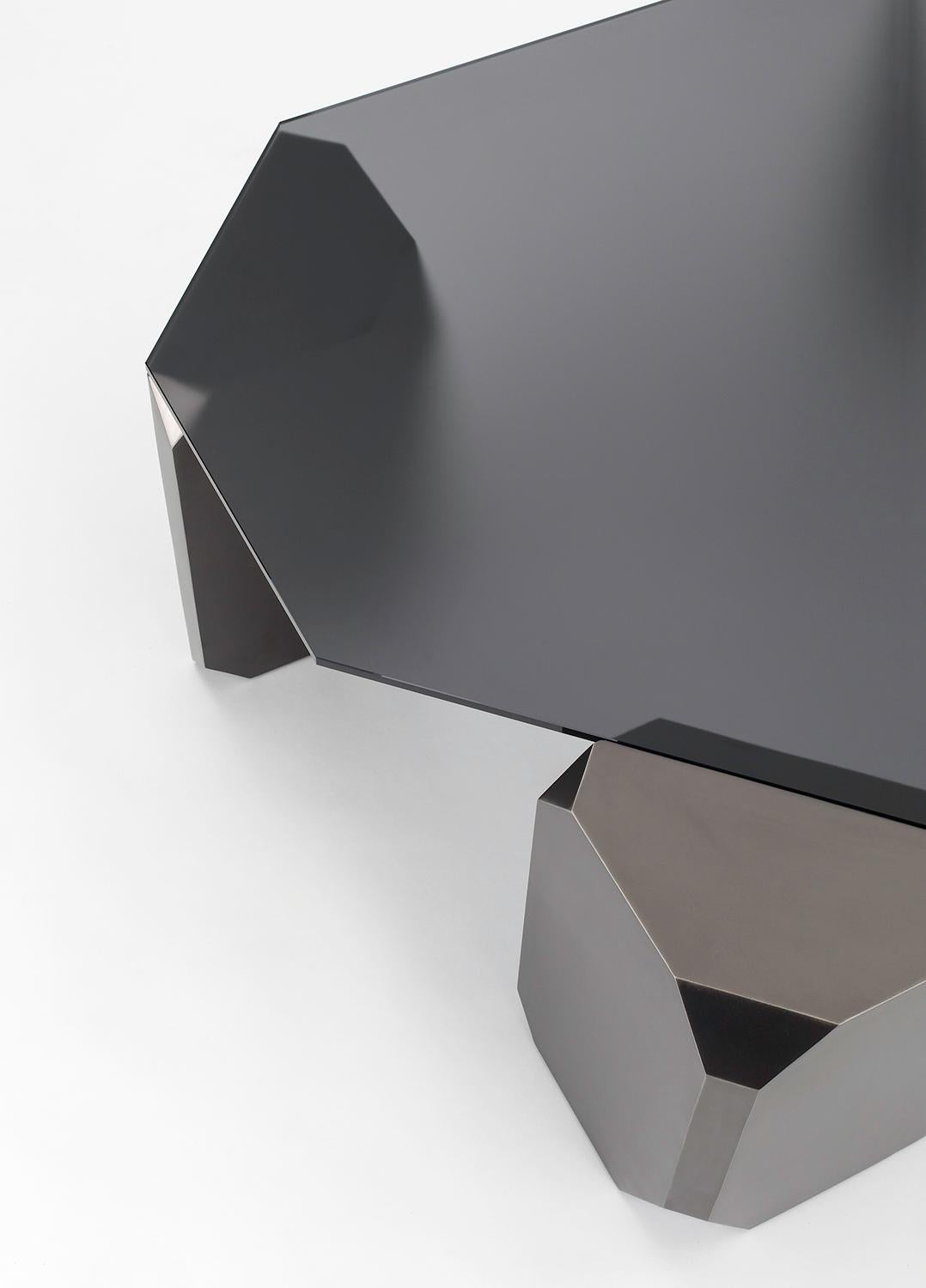 Américain Table basse Stonehenge : plateau en verre gravé à la fumée/pieds en bronze par Avram Rusu Studio en vente