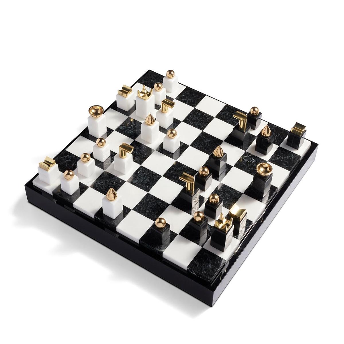 Schachspiel mit schwarzen und weißen Steinen aus Stein
mit 24-karätig vergoldeten Metallornamenten. Schachbrettmuster mit
schwarzer Stein, weißer Stein, schwarzes Harz und Holz. Rückseite im Schachbrettmuster
der Koffer enthält Teile zur