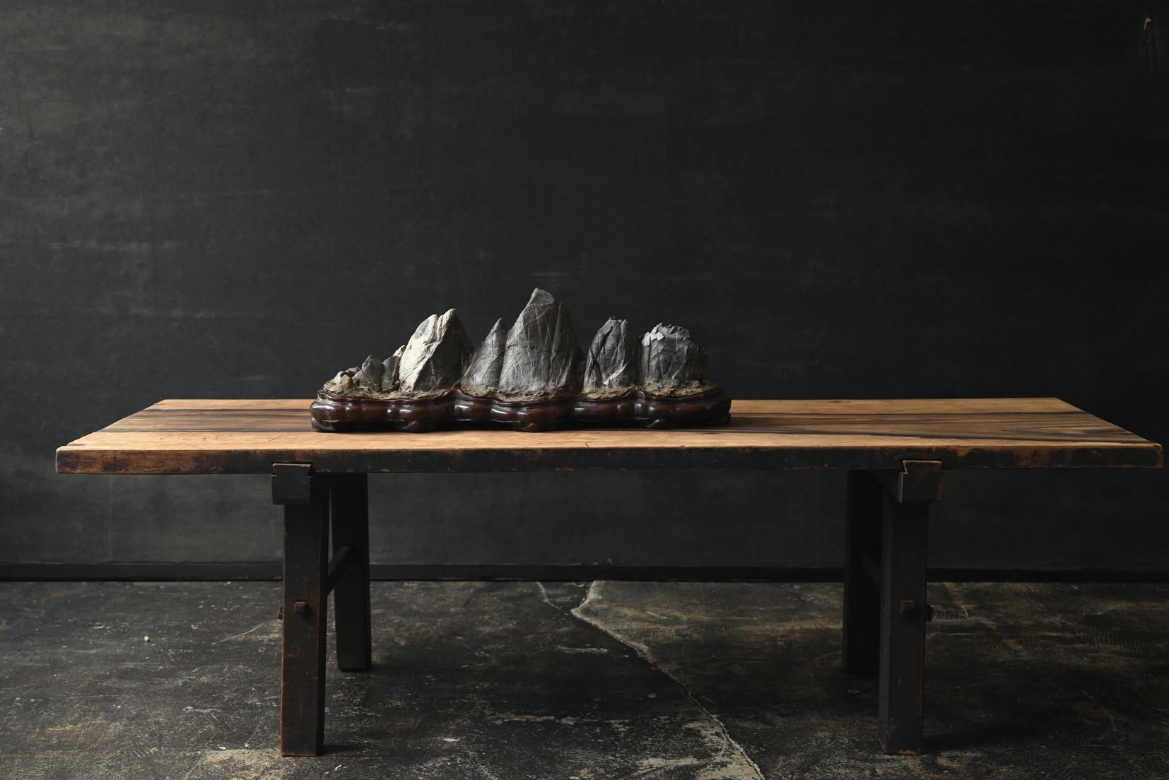 Il s'agit d'une pierre d'eau (suiseki) extraite au Japon.
En Chine, mais aussi au Japon, de belles pierres ont été sélectionnées à des fins ornementales.
Ces pierres ornementales sont collectivement appelées 