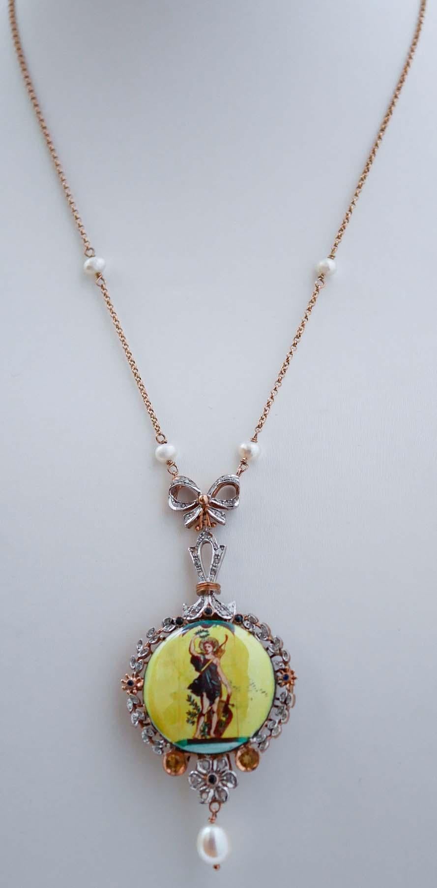 Fantastic pendant necklace in 9 kt rose gold and silver structure mounted with a central stone representing an angel surrounded by a crown of diamonds and sapphires. As pendant, a pearl.
Along the silver chain, four pearls.
This pendant necklace was